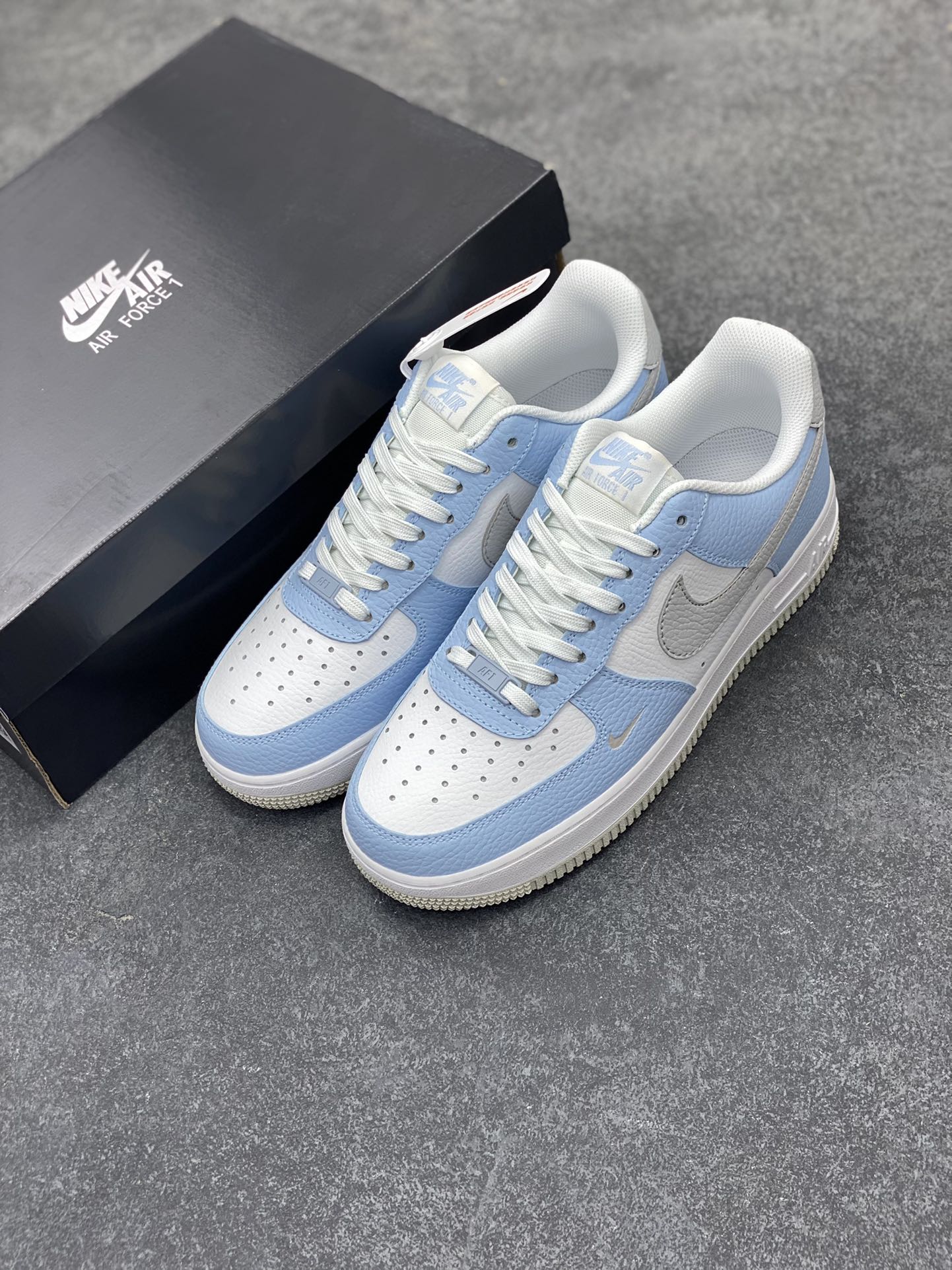 图片[8]-福利特价 Air Force 1 \’07 Low 白蓝灰 原楦头原纸板 打造纯正空军版型 #专注外贸渠道 全掌内置蜂窝气垫 #原盒配件 原厂中底钢印、拉帮完美 货号：HF0022-400 尺码：36 36.5 37.5 38 38.5 39 40 40.5 41 42 42.5 43 44 44.5 45-选品中心