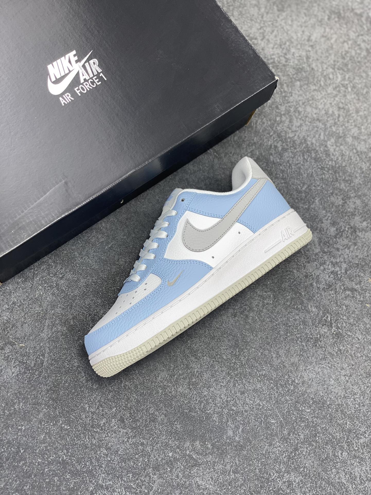 图片[7]-福利特价 Air Force 1 \’07 Low 白蓝灰 原楦头原纸板 打造纯正空军版型 #专注外贸渠道 全掌内置蜂窝气垫 #原盒配件 原厂中底钢印、拉帮完美 货号：HF0022-400 尺码：36 36.5 37.5 38 38.5 39 40 40.5 41 42 42.5 43 44 44.5 45-选品中心