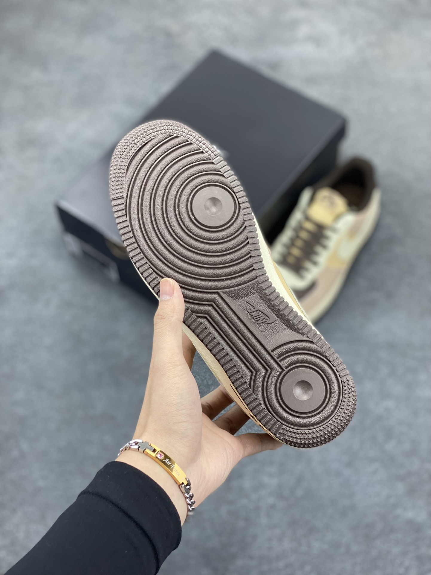 图片[5]-福利特价 Nike Air Force 1 Low 翻毛米棕黄 空军一号低帮运动休闲板鞋 原楦头原纸板 打造纯正空军版型#专注外贸渠道 全掌内置蜂窝气垫 #原盒配件 原厂中底钢印、拉帮完美 货号：FB8878-200 尺码：36 36.5 37.5 38 38.5 39 40 40.5 41 42 42.5 43 44 44.5 45-选品中心