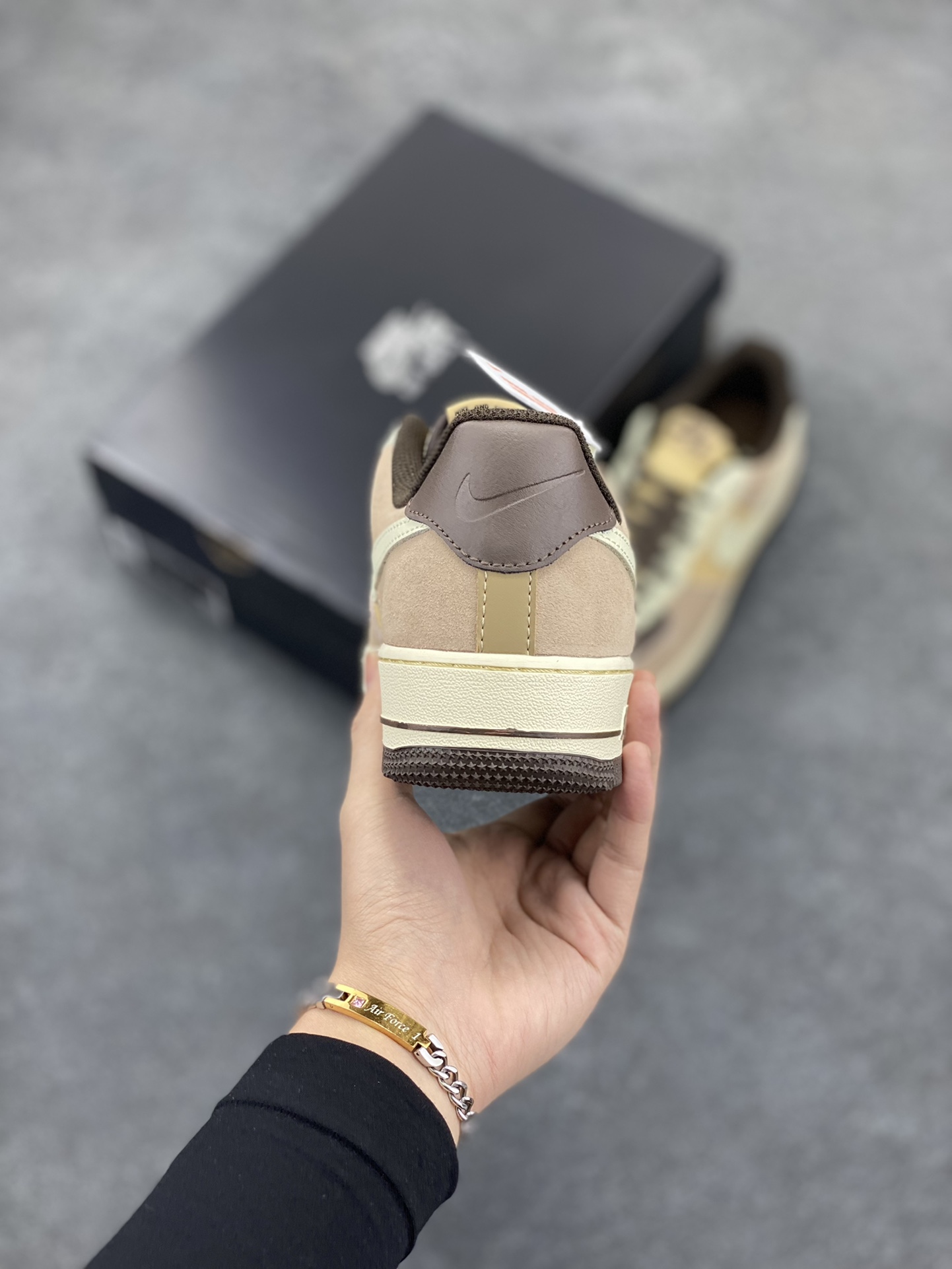 图片[4]-福利特价 Nike Air Force 1 Low 翻毛米棕黄 空军一号低帮运动休闲板鞋 原楦头原纸板 打造纯正空军版型#专注外贸渠道 全掌内置蜂窝气垫 #原盒配件 原厂中底钢印、拉帮完美 货号：FB8878-200 尺码：36 36.5 37.5 38 38.5 39 40 40.5 41 42 42.5 43 44 44.5 45-选品中心