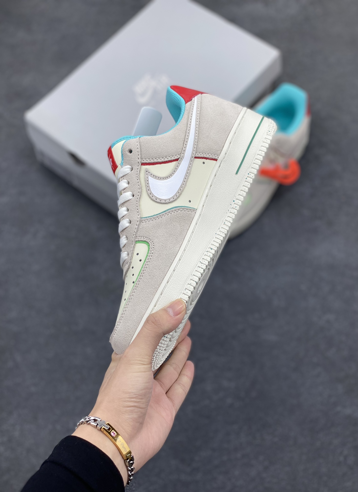 图片[3]-福利特价 Nike Air Force 1 Low GS灰白 空军一号 主体采用灰色猪巴和米色皮革，搭配红色蓝色，显档次清新大方，鞋头设计塑就出色贴合感，稳固的后根贴合足部曲线设计，鞋底采用橡胶鞋底配合防滑纹路，平稳抓地。 货号：FQ8350-110 尺码：36 36.5 37 37.5 38 38.5 39 40 40.5 41 42 42.5 43 44 44.5 45-选品中心