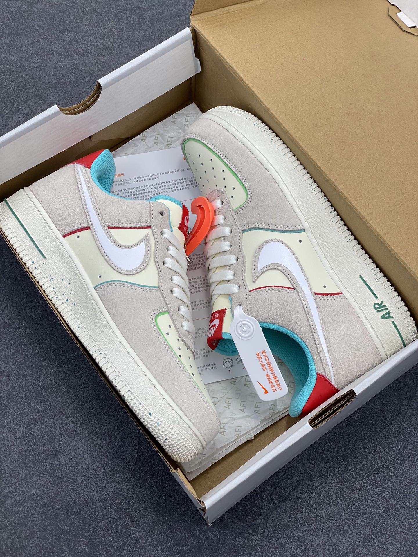 图片[9]-福利特价 Nike Air Force 1 Low GS灰白 空军一号 主体采用灰色猪巴和米色皮革，搭配红色蓝色，显档次清新大方，鞋头设计塑就出色贴合感，稳固的后根贴合足部曲线设计，鞋底采用橡胶鞋底配合防滑纹路，平稳抓地。 货号：FQ8350-110 尺码：36 36.5 37 37.5 38 38.5 39 40 40.5 41 42 42.5 43 44 44.5 45-选品中心