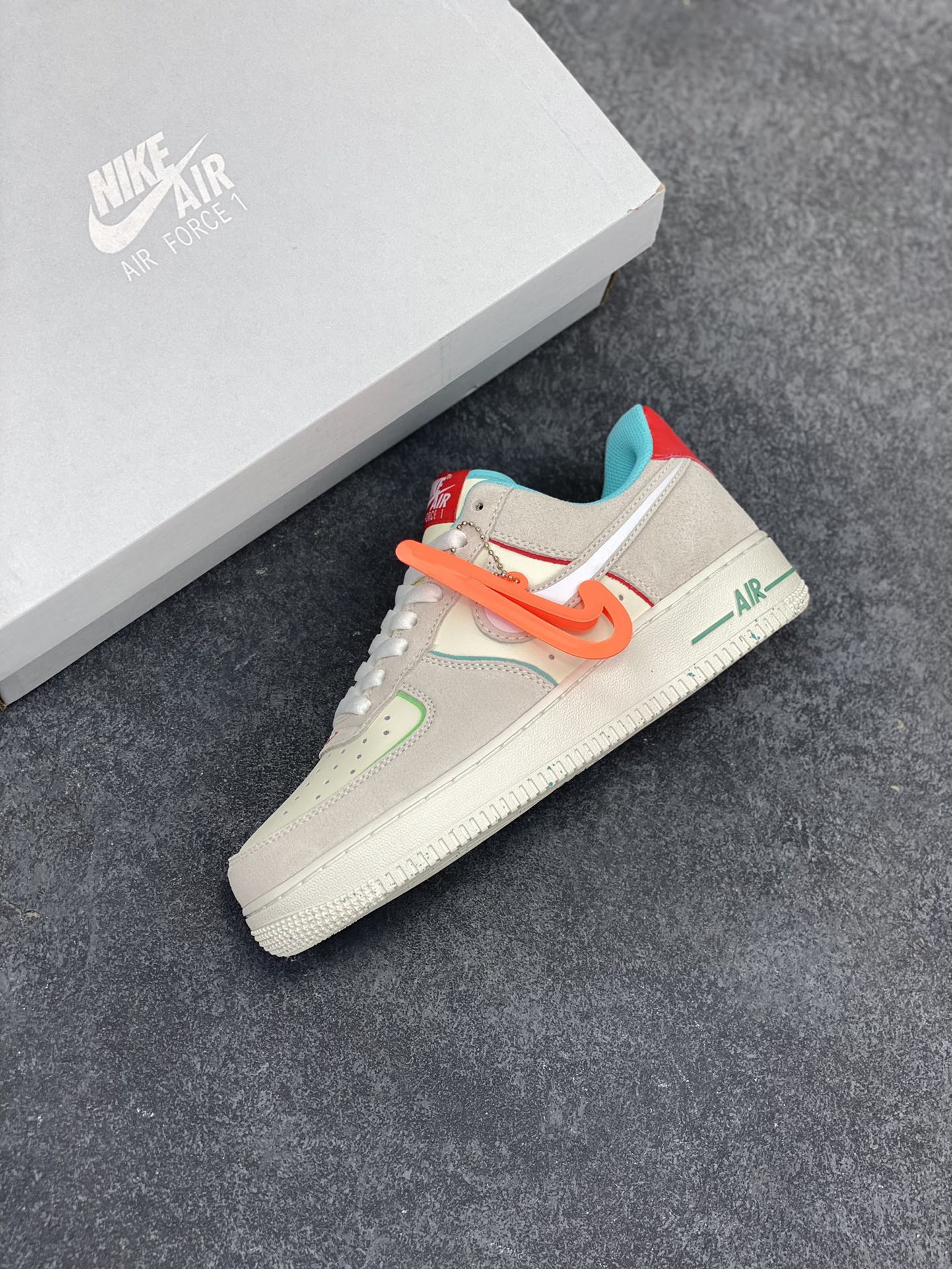 图片[7]-福利特价 Nike Air Force 1 Low GS灰白 空军一号 主体采用灰色猪巴和米色皮革，搭配红色蓝色，显档次清新大方，鞋头设计塑就出色贴合感，稳固的后根贴合足部曲线设计，鞋底采用橡胶鞋底配合防滑纹路，平稳抓地。 货号：FQ8350-110 尺码：36 36.5 37 37.5 38 38.5 39 40 40.5 41 42 42.5 43 44 44.5 45-选品中心