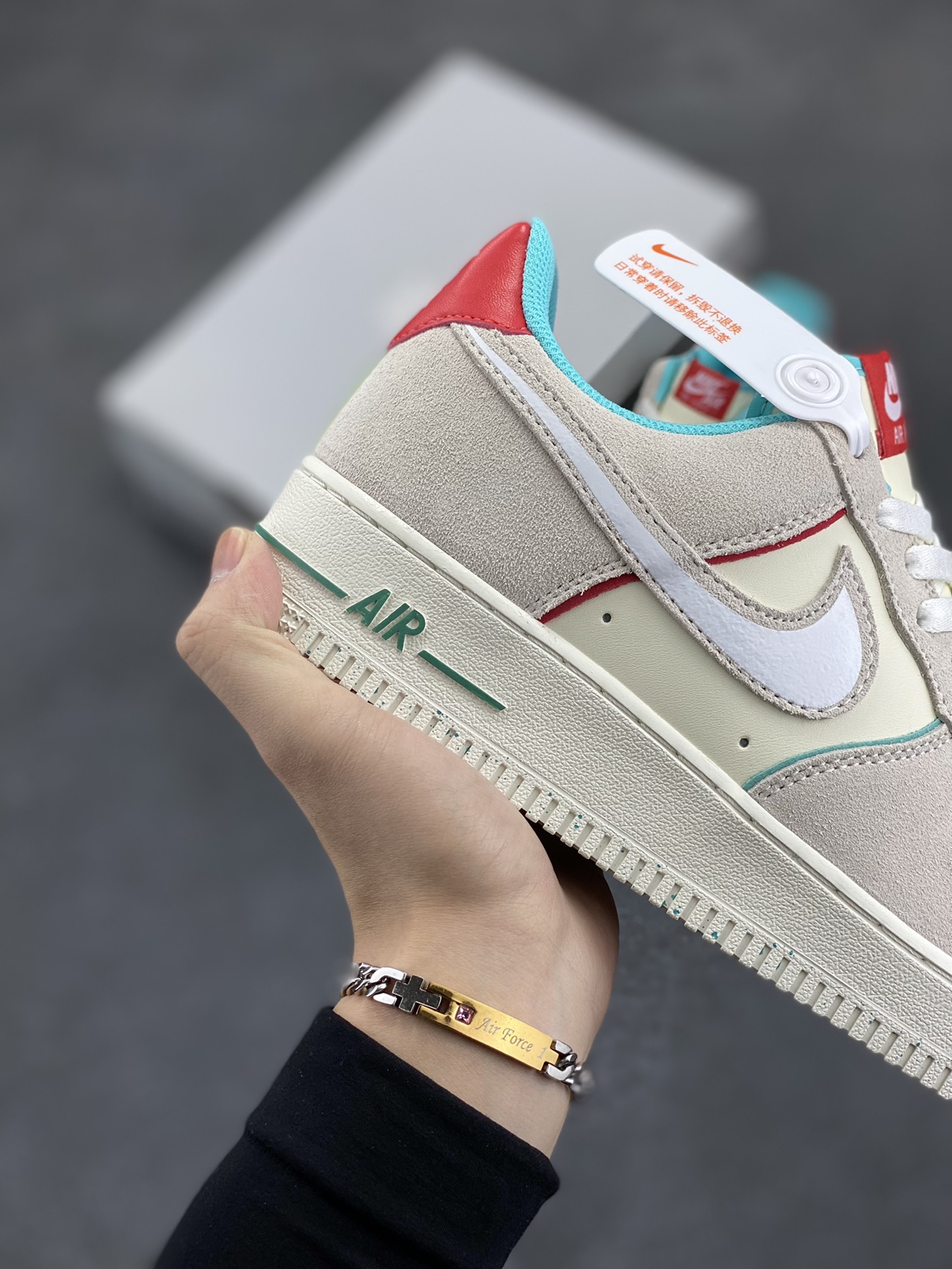 图片[6]-福利特价 Nike Air Force 1 Low GS灰白 空军一号 主体采用灰色猪巴和米色皮革，搭配红色蓝色，显档次清新大方，鞋头设计塑就出色贴合感，稳固的后根贴合足部曲线设计，鞋底采用橡胶鞋底配合防滑纹路，平稳抓地。 货号：FQ8350-110 尺码：36 36.5 37 37.5 38 38.5 39 40 40.5 41 42 42.5 43 44 44.5 45-选品中心