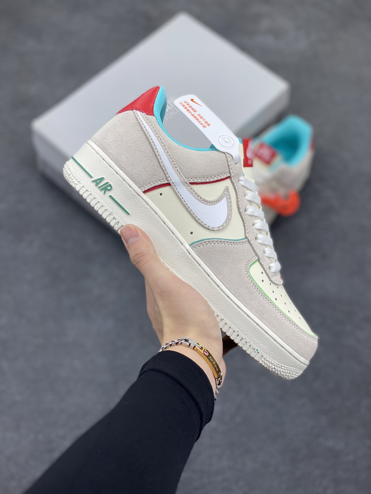 福利特价 Nike Air Force 1 Low GS灰白 空军一号 主体采用灰色猪巴和米色皮革,搭配红色蓝色,显档次清新大方,鞋头设计塑就出色贴合感,稳固的后根贴合足部曲线设计,鞋底采用橡胶鞋底配合防滑纹路,平稳抓地。 货号:FQ8350-110 尺码:36 36.5 37 37.5 38 38.5 39 40 40.5 41 42 42.5 43 44 44.5 45-选品中心