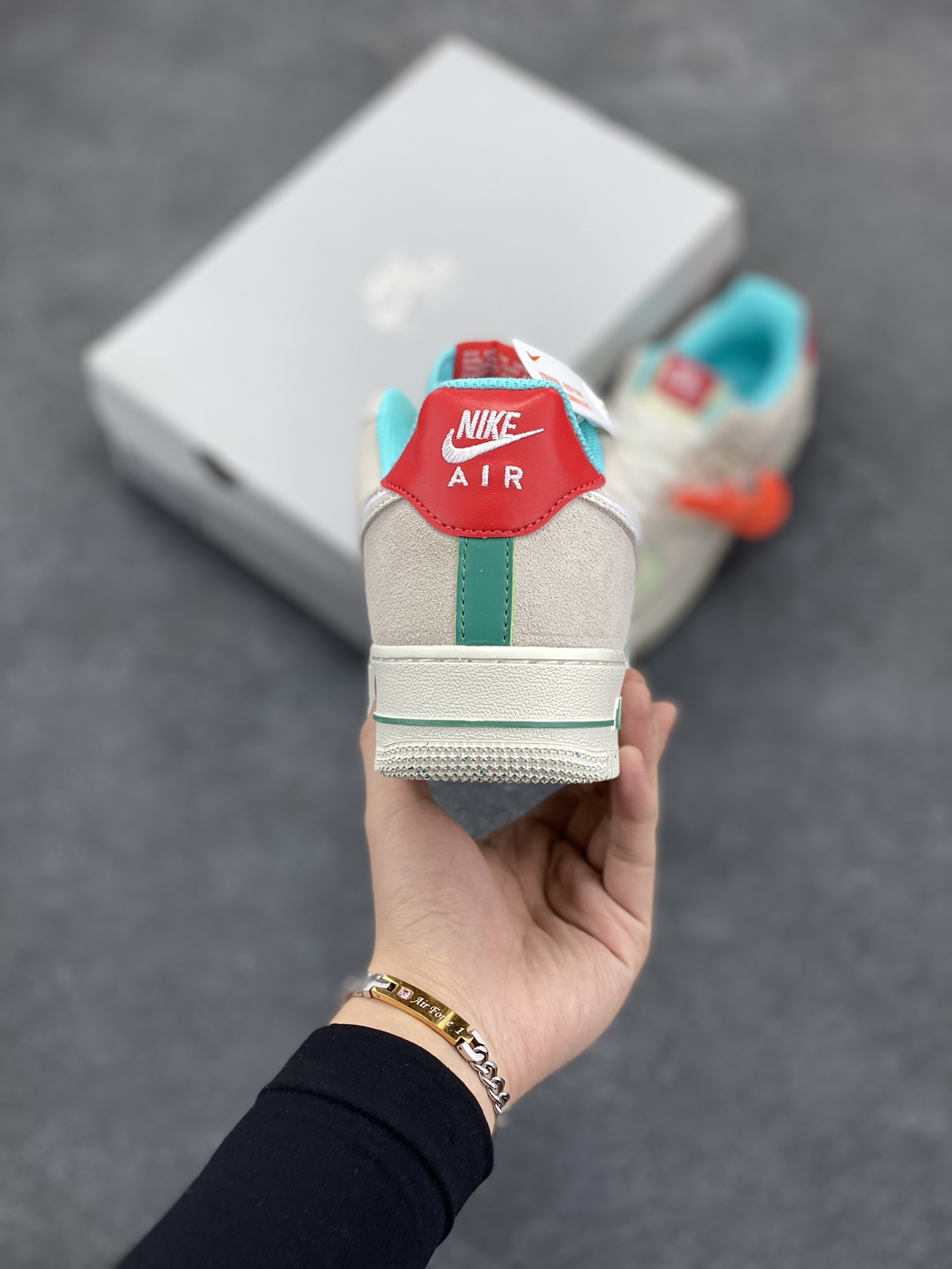 图片[4]-福利特价 Nike Air Force 1 Low GS灰白 空军一号 主体采用灰色猪巴和米色皮革，搭配红色蓝色，显档次清新大方，鞋头设计塑就出色贴合感，稳固的后根贴合足部曲线设计，鞋底采用橡胶鞋底配合防滑纹路，平稳抓地。 货号：FQ8350-110 尺码：36 36.5 37 37.5 38 38.5 39 40 40.5 41 42 42.5 43 44 44.5 45-选品中心