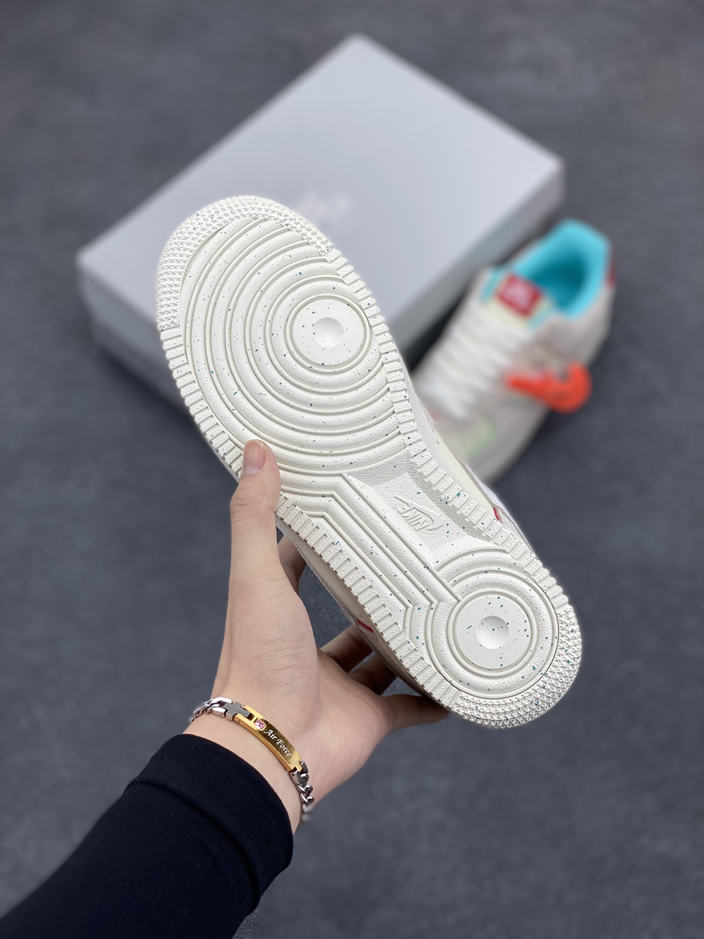 图片[5]-福利特价 Nike Air Force 1 Low GS灰白 空军一号 主体采用灰色猪巴和米色皮革，搭配红色蓝色，显档次清新大方，鞋头设计塑就出色贴合感，稳固的后根贴合足部曲线设计，鞋底采用橡胶鞋底配合防滑纹路，平稳抓地。 货号：FQ8350-110 尺码：36 36.5 37 37.5 38 38.5 39 40 40.5 41 42 42.5 43 44 44.5 45-选品中心