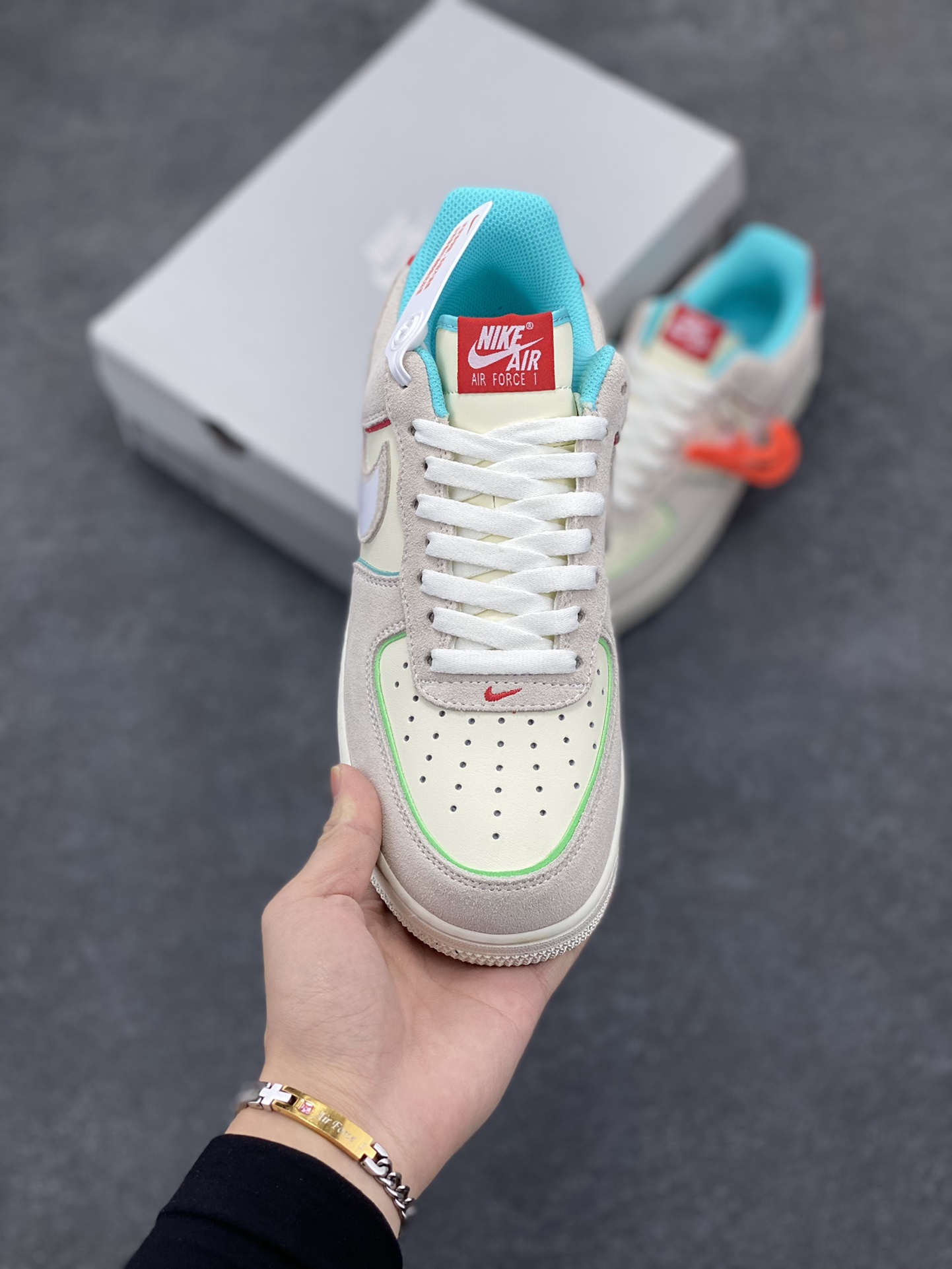 图片[2]-福利特价 Nike Air Force 1 Low GS灰白 空军一号 主体采用灰色猪巴和米色皮革，搭配红色蓝色，显档次清新大方，鞋头设计塑就出色贴合感，稳固的后根贴合足部曲线设计，鞋底采用橡胶鞋底配合防滑纹路，平稳抓地。 货号：FQ8350-110 尺码：36 36.5 37 37.5 38 38.5 39 40 40.5 41 42 42.5 43 44 44.5 45-选品中心