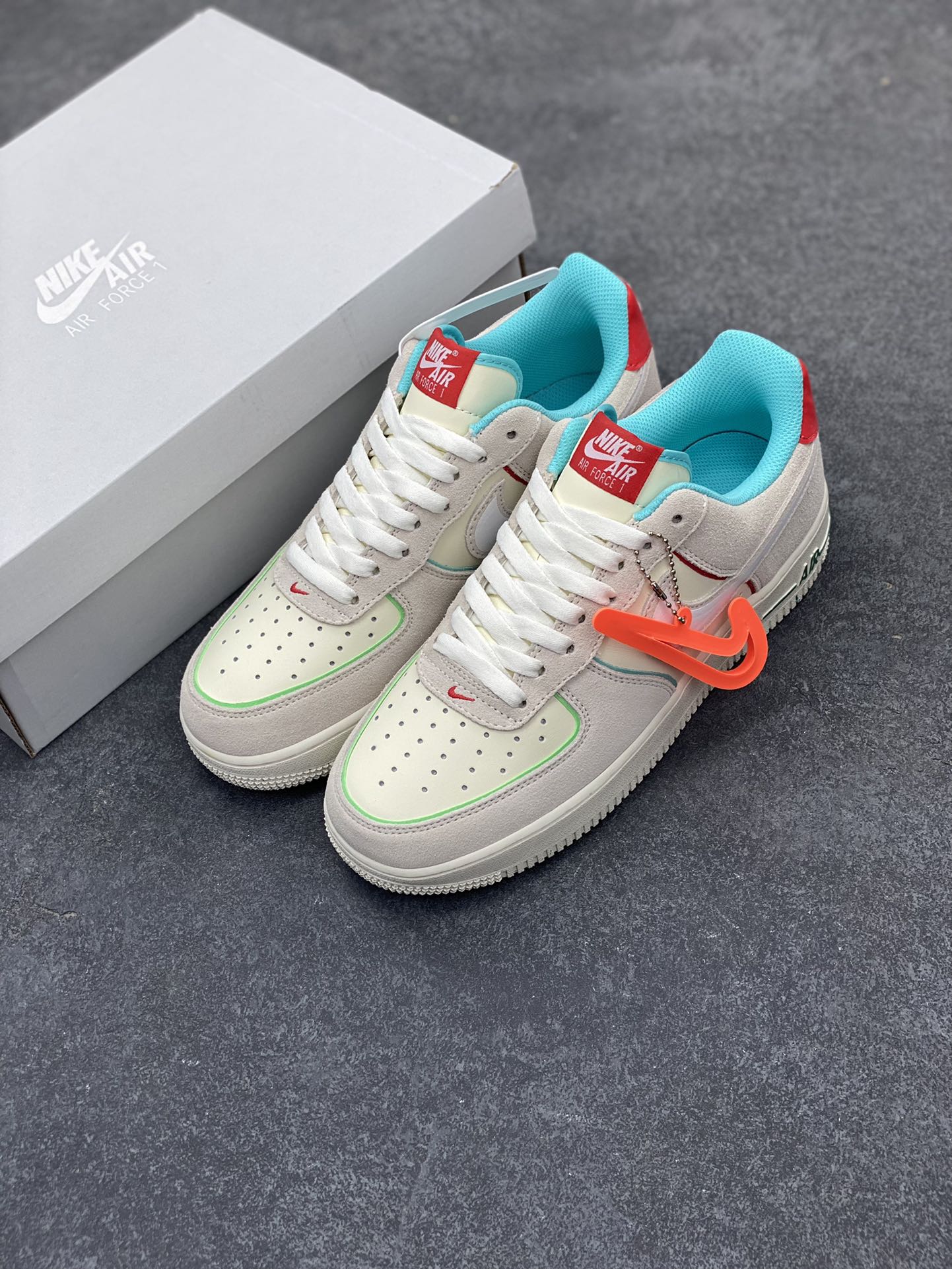 图片[8]-福利特价 Nike Air Force 1 Low GS灰白 空军一号 主体采用灰色猪巴和米色皮革，搭配红色蓝色，显档次清新大方，鞋头设计塑就出色贴合感，稳固的后根贴合足部曲线设计，鞋底采用橡胶鞋底配合防滑纹路，平稳抓地。 货号：FQ8350-110 尺码：36 36.5 37 37.5 38 38.5 39 40 40.5 41 42 42.5 43 44 44.5 45-选品中心