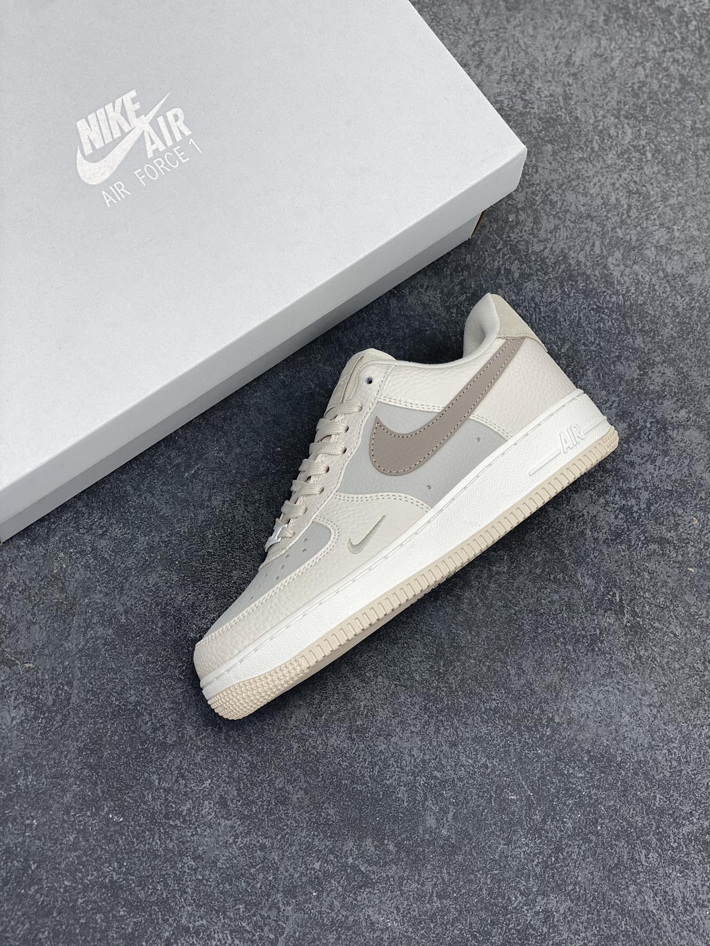 图片[7]-福利特价 Nike Air Force 1 Low 奶茶棕迷你小双勾 空军一号低帮运动休闲板鞋 原楦头原纸板 打造纯正空军版型#专注外贸渠道 全掌内置蜂窝气垫 #原盒配件 原厂中底钢印、拉帮完美 货号：FB8483-100 尺码：36 36.5 37.5 38 38.5 39 40 40.5 41 42 42.5 43 44 44.5 45-选品中心