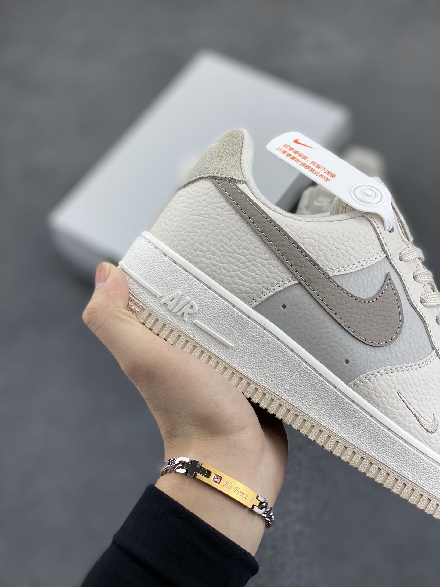 图片[6]-福利特价 Nike Air Force 1 Low 奶茶棕迷你小双勾 空军一号低帮运动休闲板鞋 原楦头原纸板 打造纯正空军版型#专注外贸渠道 全掌内置蜂窝气垫 #原盒配件 原厂中底钢印、拉帮完美 货号：FB8483-100 尺码：36 36.5 37.5 38 38.5 39 40 40.5 41 42 42.5 43 44 44.5 45-选品中心