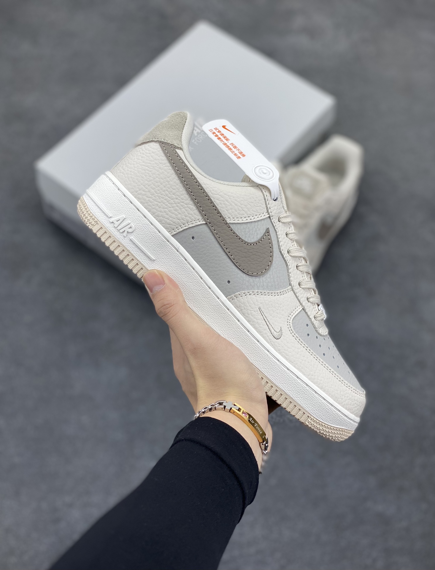 福利特价 Nike Air Force 1 Low 奶茶棕迷你小双勾 空军一号低帮运动休闲板鞋 原楦头原纸板 打造纯正空军版型#专注外贸渠道 全掌内置蜂窝气垫 #原盒配件 原厂中底钢印、拉帮完美 货号：FB8483-100 尺码：36 36.5 37.5 38 38.5 39 40 40.5 41 42 42.5 43 44 44.5 45-选品中心