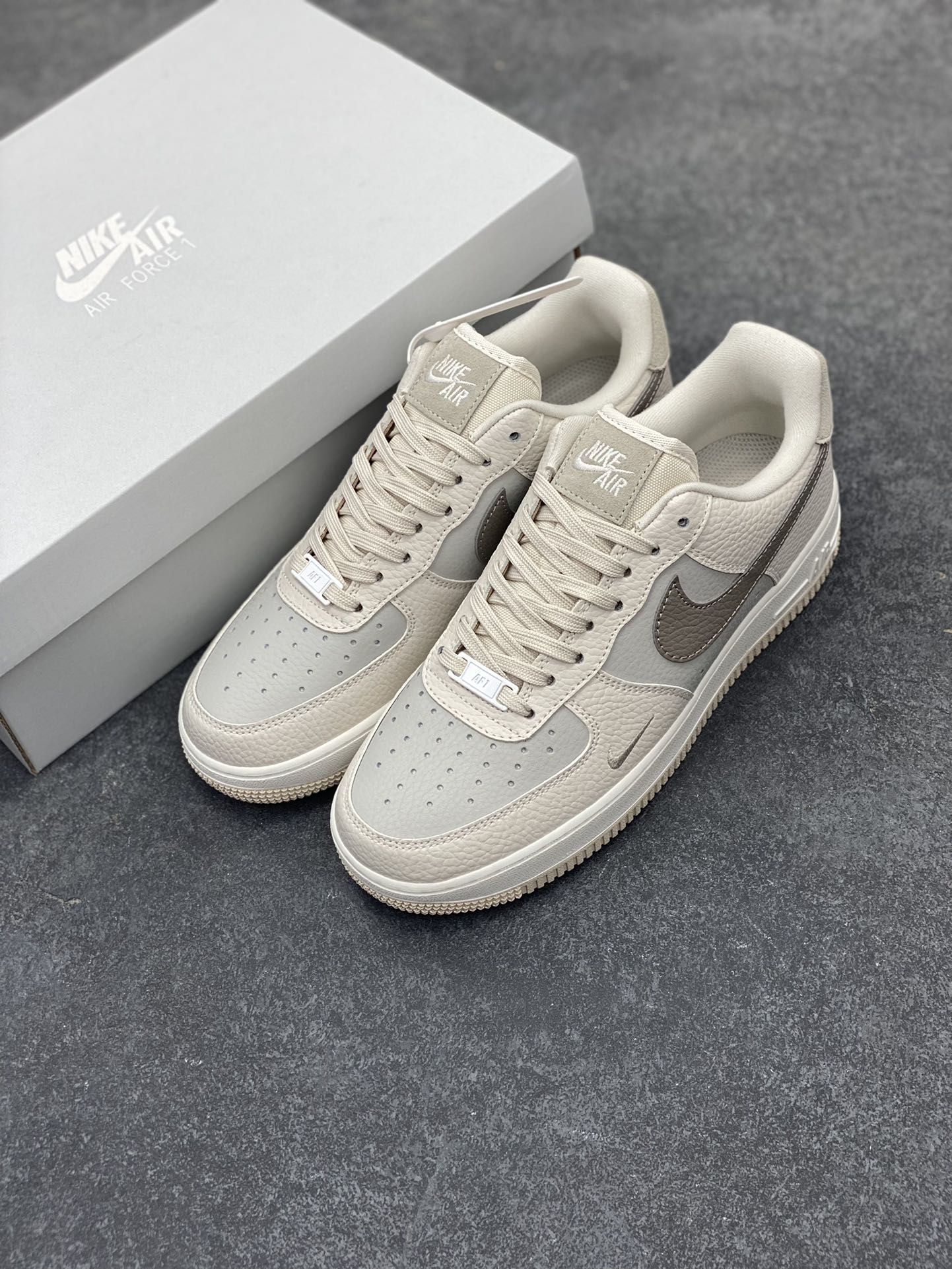 图片[8]-福利特价 Nike Air Force 1 Low 奶茶棕迷你小双勾 空军一号低帮运动休闲板鞋 原楦头原纸板 打造纯正空军版型#专注外贸渠道 全掌内置蜂窝气垫 #原盒配件 原厂中底钢印、拉帮完美 货号：FB8483-100 尺码：36 36.5 37.5 38 38.5 39 40 40.5 41 42 42.5 43 44 44.5 45-选品中心