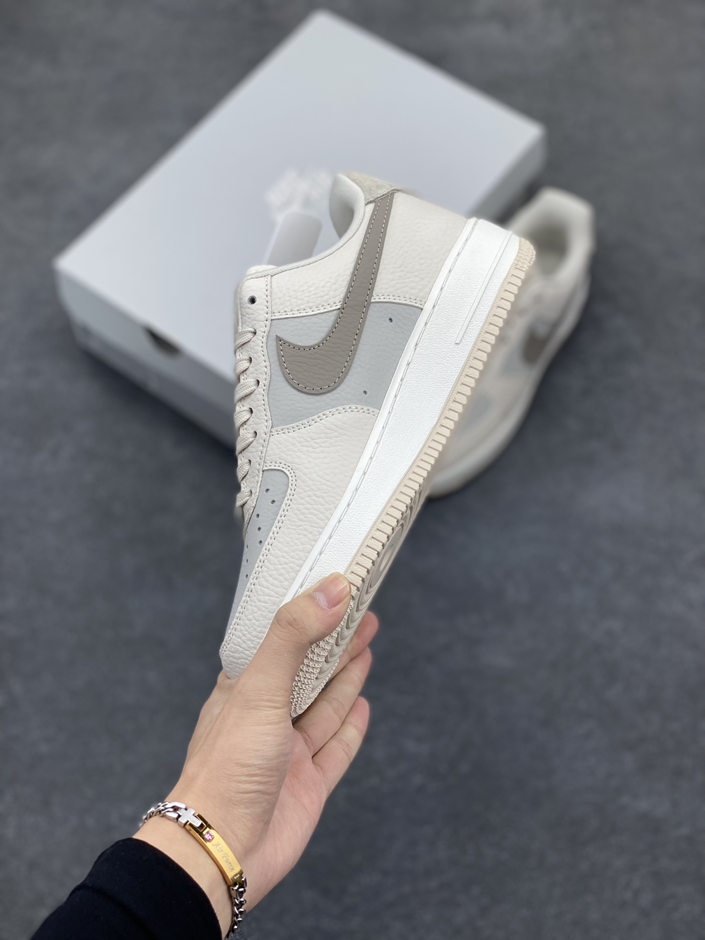 图片[3]-福利特价 Nike Air Force 1 Low 奶茶棕迷你小双勾 空军一号低帮运动休闲板鞋 原楦头原纸板 打造纯正空军版型#专注外贸渠道 全掌内置蜂窝气垫 #原盒配件 原厂中底钢印、拉帮完美 货号：FB8483-100 尺码：36 36.5 37.5 38 38.5 39 40 40.5 41 42 42.5 43 44 44.5 45-选品中心