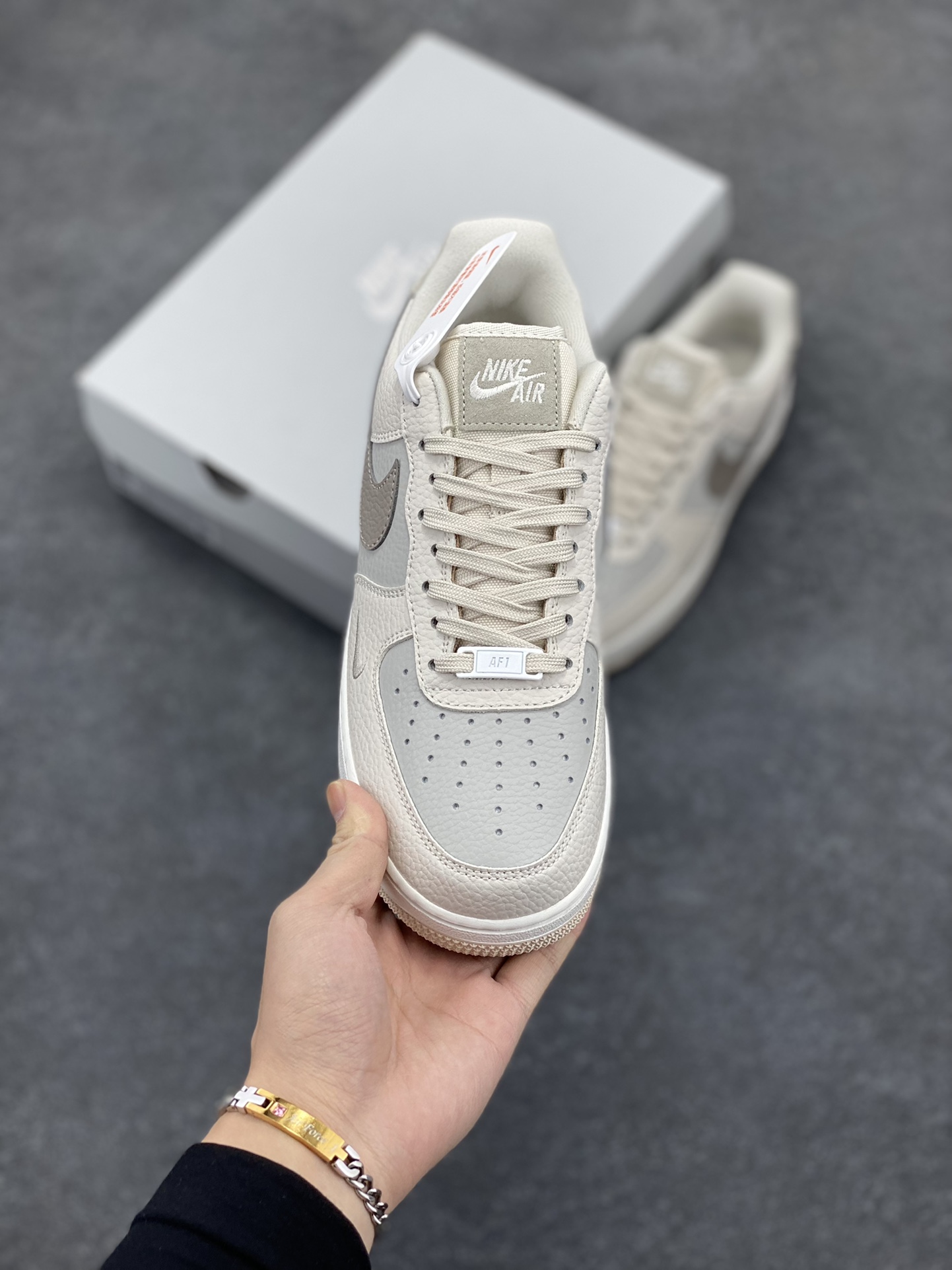 图片[2]-福利特价 Nike Air Force 1 Low 奶茶棕迷你小双勾 空军一号低帮运动休闲板鞋 原楦头原纸板 打造纯正空军版型#专注外贸渠道 全掌内置蜂窝气垫 #原盒配件 原厂中底钢印、拉帮完美 货号：FB8483-100 尺码：36 36.5 37.5 38 38.5 39 40 40.5 41 42 42.5 43 44 44.5 45-选品中心