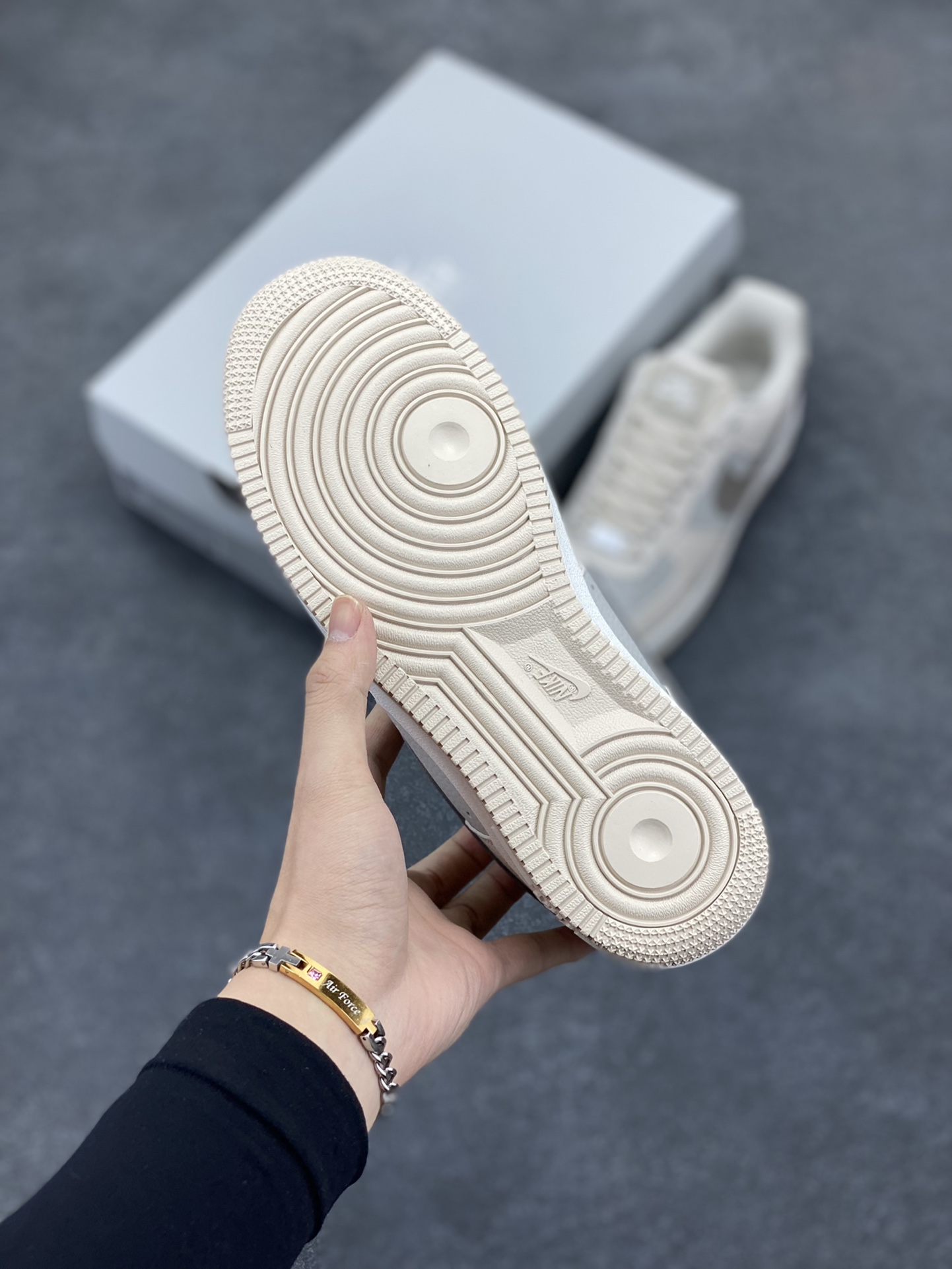 图片[5]-福利特价 Nike Air Force 1 Low 奶茶棕迷你小双勾 空军一号低帮运动休闲板鞋 原楦头原纸板 打造纯正空军版型#专注外贸渠道 全掌内置蜂窝气垫 #原盒配件 原厂中底钢印、拉帮完美 货号：FB8483-100 尺码：36 36.5 37.5 38 38.5 39 40 40.5 41 42 42.5 43 44 44.5 45-选品中心