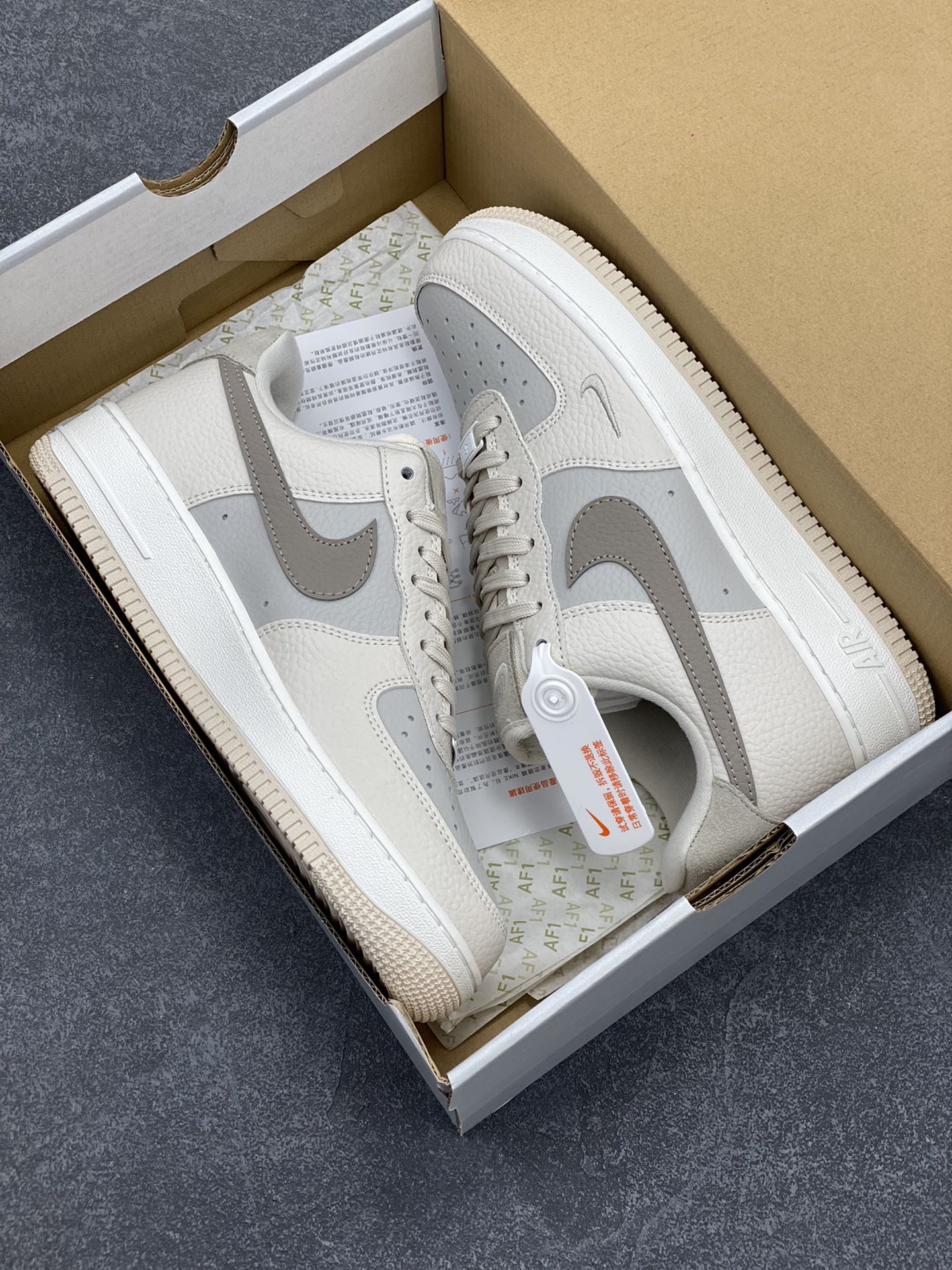 图片[9]-福利特价 Nike Air Force 1 Low 奶茶棕迷你小双勾 空军一号低帮运动休闲板鞋 原楦头原纸板 打造纯正空军版型#专注外贸渠道 全掌内置蜂窝气垫 #原盒配件 原厂中底钢印、拉帮完美 货号：FB8483-100 尺码：36 36.5 37.5 38 38.5 39 40 40.5 41 42 42.5 43 44 44.5 45-选品中心