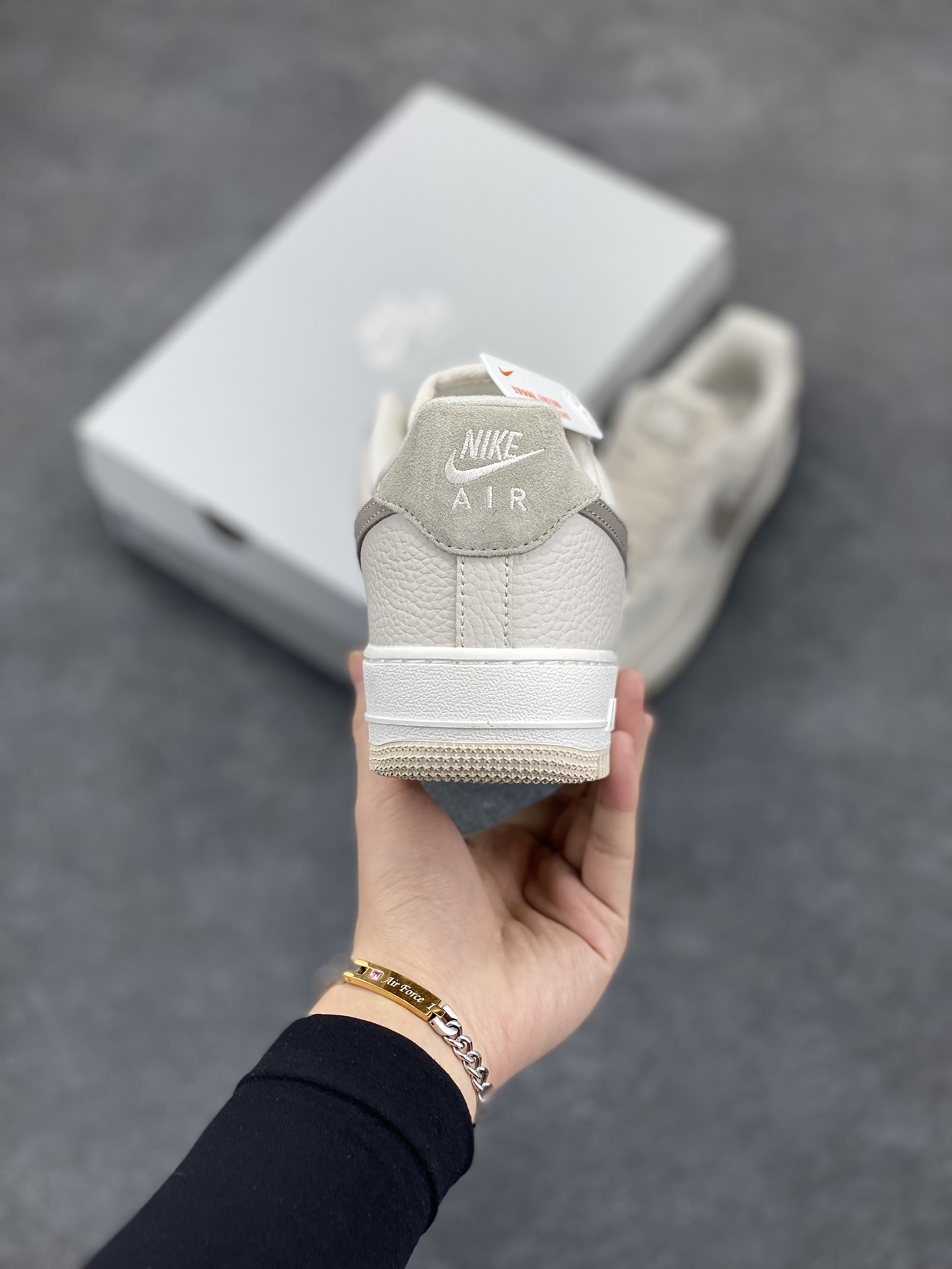 图片[4]-福利特价 Nike Air Force 1 Low 奶茶棕迷你小双勾 空军一号低帮运动休闲板鞋 原楦头原纸板 打造纯正空军版型#专注外贸渠道 全掌内置蜂窝气垫 #原盒配件 原厂中底钢印、拉帮完美 货号：FB8483-100 尺码：36 36.5 37.5 38 38.5 39 40 40.5 41 42 42.5 43 44 44.5 45-选品中心