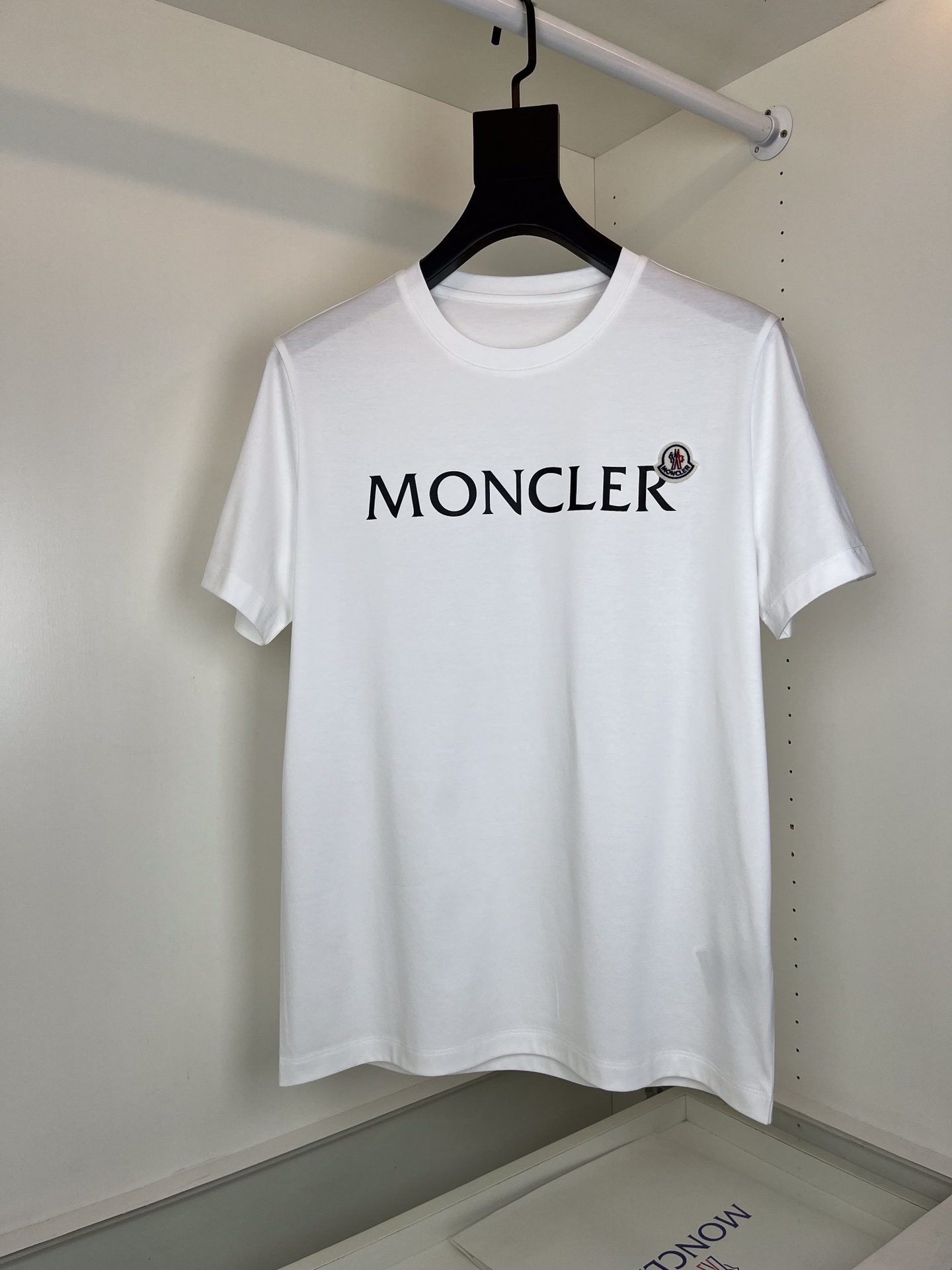 NO:116824,Meng**kou MON**ER Spring and Summer Cabinet is on sale!  Logo printed round neck short-sleeved T-shirt with exquisite brand embellishment Combined tailoring The neckline is slightly fitting the upper body of the neck, the fabric is made of high-stretch double-sided mercerated cotton texture, comfortable to touch, skin-friendly upper body, breathable, and has a good sense of crispness. Full-quality order Color Black White Number of code M-3XL Try on 172-148 wearing L slim feel, T-shirt,tees, t-shirt,alexander wang19860909蒙**口MON**ER 春夏 柜在售！ 标志印花圆领短袖T恤衫 品牌精致章仔点缀 合体的剪裁 领口微微贴合颈部上身时尚 面料采用高支双面丝光棉质地 手感舒适,上身亲肤 透气 又有很好的挺括感 全品相的订单 颜色 黑色 白色 码数M-3XL 试穿172-148穿L修身感,,T-shirt,tees，t-shirt,alexander wang,Men's clothing