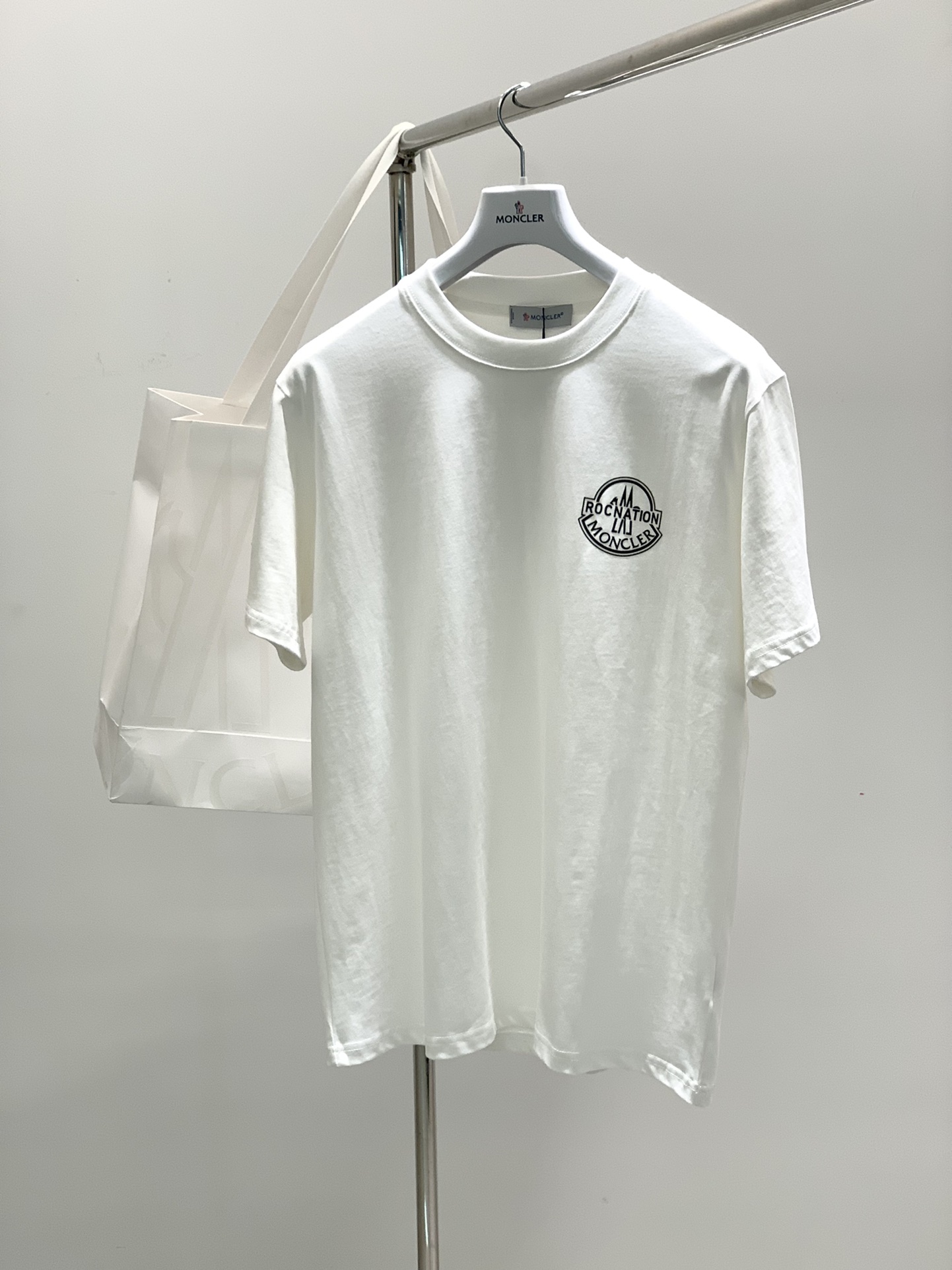 ，Moncler 蒙口，2025夏季最新品，专柜同步有售，原单狠货，时尚休闲圆领短袖T恤，上身舒适！吸睛