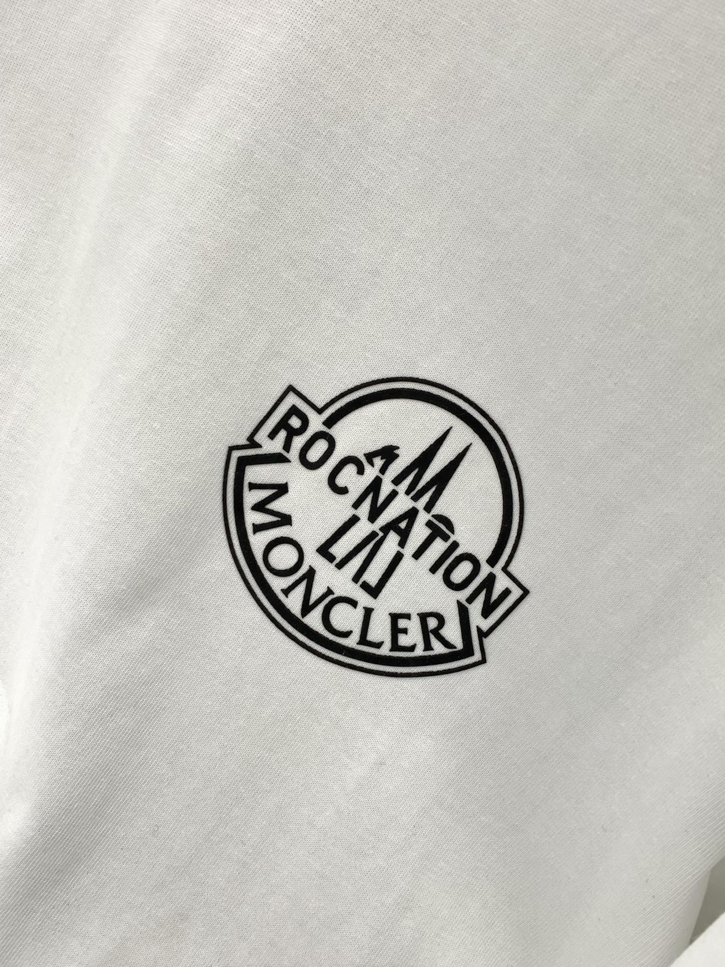 ，Moncler 蒙口，2025夏季最新品，专柜同步有售，原单狠货，时尚休闲圆领短袖T恤，上身舒适！吸睛