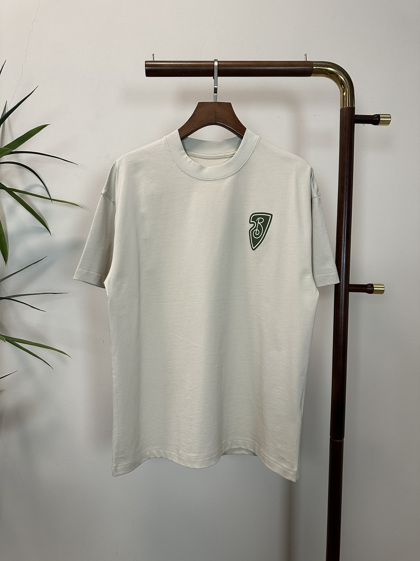 NO:413073,BBR Burberry 2025 new round neck short-sleeved T-shirt high-end version!  Customized fabrics for counters are breathable and comfortable, with impeccable details, and the brand element design concept reflects high quality. The feel is delicate and soft!  It is casually cut, with a great upper body style!  Code number M-3XL, burberry, T-shirt,tees, t-shirt,alexander wang19860909BBR 巴宝莉2025新款 圆领 短袖 T恤 高端版本！专柜定制面料 透气舒适度高,细节无可挑剔,品牌元素设计理念,体现高品质.手感细腻柔软！呈现休闲裁剪,上身版型超赞！ 码数M-3XL,,burberry,T-shirt,tees，t-shirt,alexander wang,Men's clothing