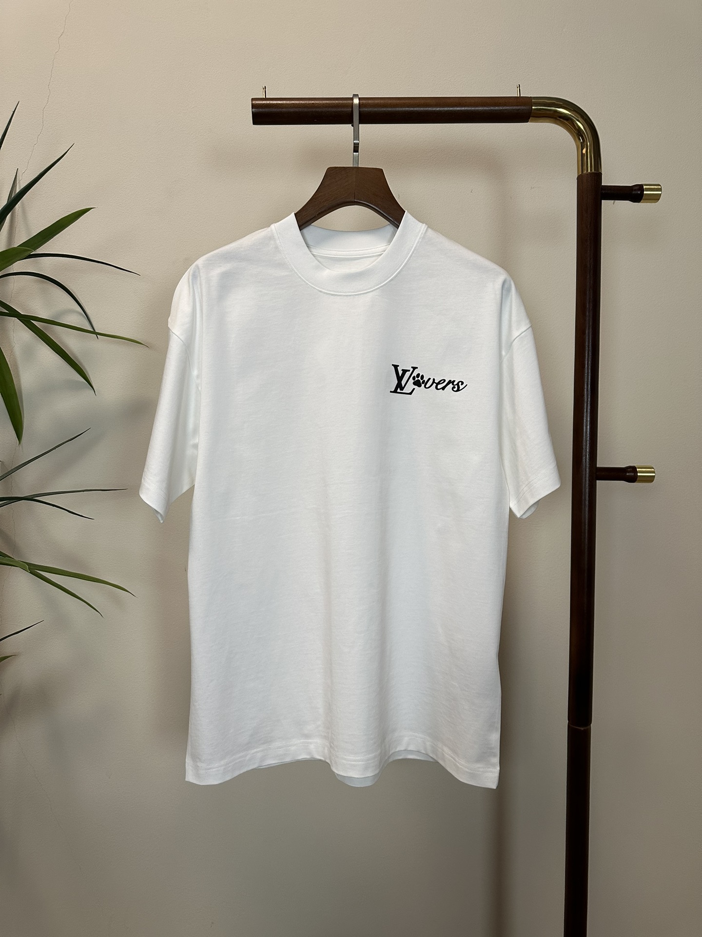 NO:150906,LV Louis Vuitton 2025 new round neck short-sleeved T-shirt high-end version!  Customized fabrics for counters are breathable and comfortable, with impeccable details, and the brand element design concept reflects high quality. The feel is delicate and soft!  It is casually cut, with a great upper body style!  Code number M-3XL, louis vuitton,louis vuitton,t-shirt,tees,t-shirt,alexander wang19860909LV 路易威登2025新款 圆领 短袖 T恤 高端版本！专柜定制面料 透气舒适度高,细节无可挑剔,品牌元素设计理念,体现高品质.手感细腻柔软！呈现休闲裁剪,上身版型超赞！ 码数M-3XL,,louis vuitton,louis vuitton,T-shirt,tees，t-shirt,alexander wang,Men's clothing