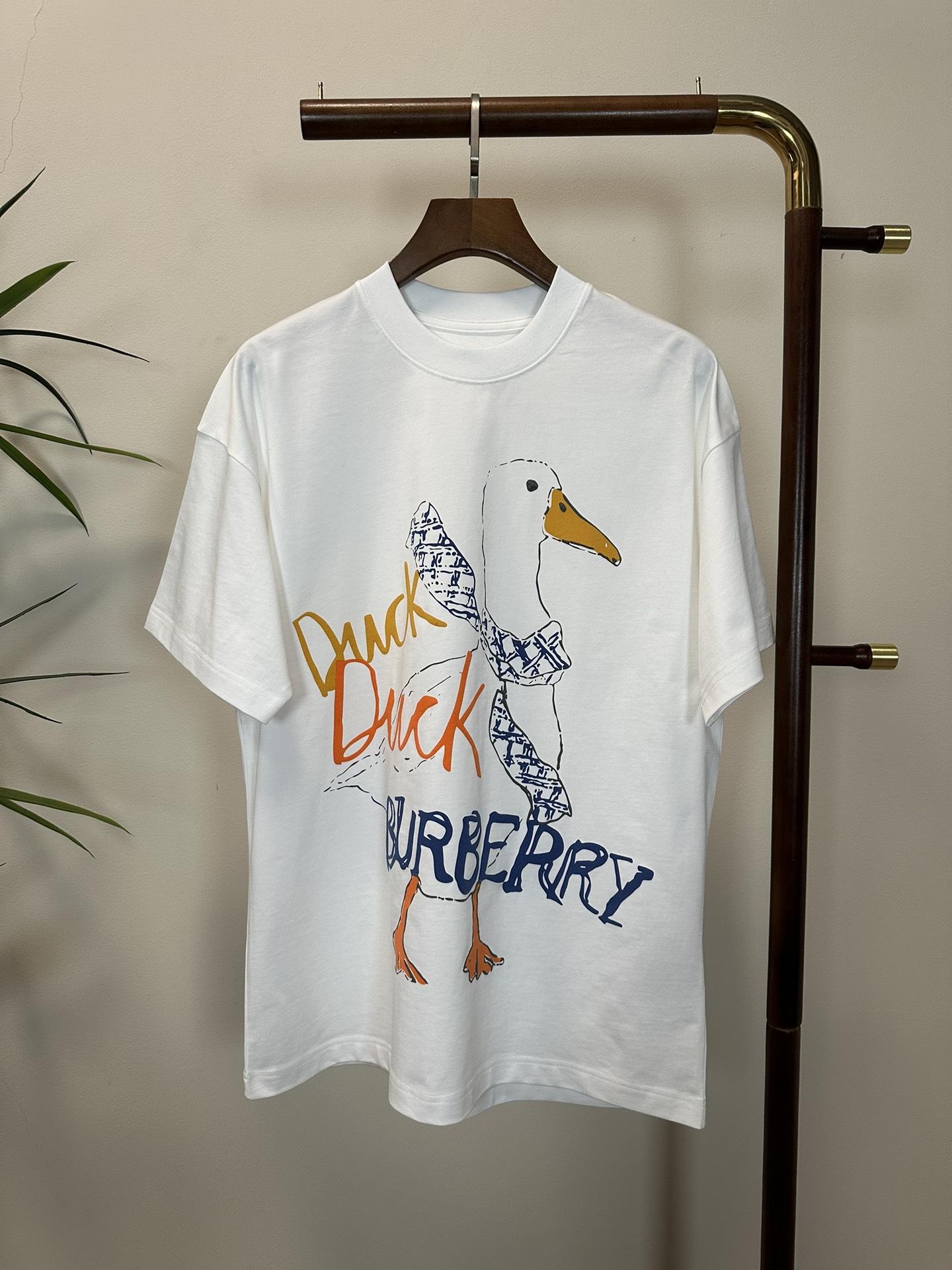 NO:513485,BBR Burberry 2025 new round neck short-sleeved T-shirt high-end version!  Customized fabrics for counters are breathable and comfortable, with impeccable details, and the brand element design concept reflects high quality. The feel is delicate and soft!  It is casually cut, with a great upper body style!  Code number M-3XL, burberry, T-shirt,tees, t-shirt,alexander wang19860909BBR 巴宝莉2025新款 圆领 短袖 T恤 高端版本！专柜定制面料 透气舒适度高,细节无可挑剔,品牌元素设计理念,体现高品质.手感细腻柔软！呈现休闲裁剪,上身版型超赞！ 码数M-3XL,,burberry,T-shirt,tees，t-shirt,alexander wang,Men's clothing