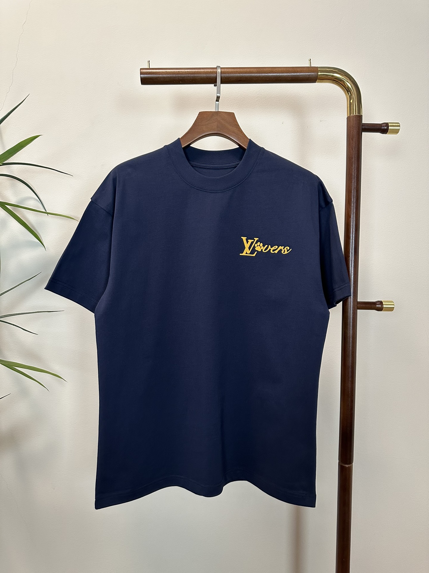 NO:134643,LV Louis Vuitton 2025 new round neck short-sleeved T-shirt high-end version!  Customized fabrics for counters are breathable and comfortable, with impeccable details, and the brand element design concept reflects high quality. The feel is delicate and soft!  It is casually cut, with a great upper body style!  Code number M-3XL, louis vuitton,louis vuitton,t-shirt,tees,t-shirt,alexander wang19860909LV 路易威登2025新款 圆领 短袖 T恤 高端版本！专柜定制面料 透气舒适度高,细节无可挑剔,品牌元素设计理念,体现高品质.手感细腻柔软！呈现休闲裁剪,上身版型超赞！ 码数M-3XL,,louis vuitton,louis vuitton,T-shirt,tees，t-shirt,alexander wang,Men's clothing