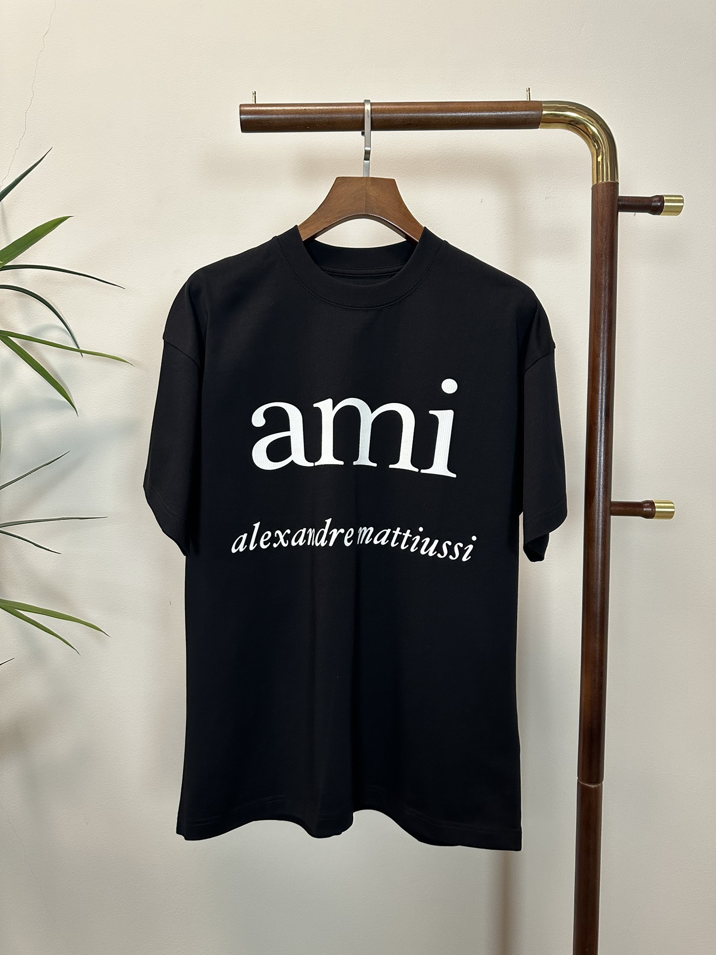 NO:134618,AMi 2025 new round neck short-sleeved T-shirt high-end version!  Customized fabrics for counters are breathable and comfortable, with impeccable details, and the brand element design concept reflects high quality. The feel is delicate and soft!  It is casually cut, with a great upper body style!  Code number M-3XL, T-shirt,tees,t-shirt,alexander wang19860909AMi 2025新款 圆领 短袖 T恤 高端版本！专柜定制面料 透气舒适度高,细节无可挑剔,品牌元素设计理念,体现高品质.手感细腻柔软！呈现休闲裁剪,上身版型超赞！ 码数M-3XL,,T-shirt,tees，t-shirt,alexander wang,Men's clothing