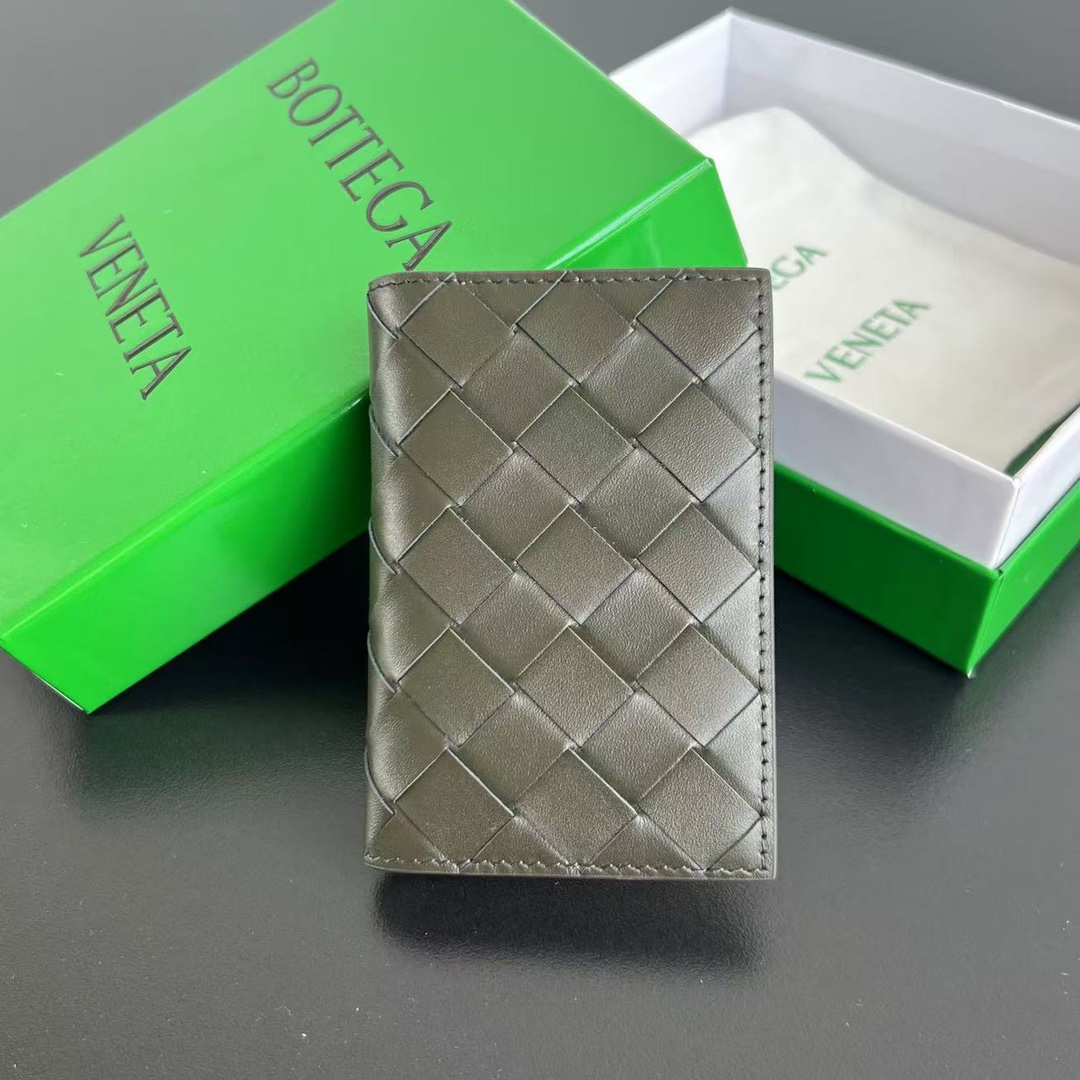 NO:671216,B's new medium plaid card holder, 592619 card holder, is an essential carry-on for all people. The body of the bag is made of cowhide and has a smooth texture. It has 6 card slots. There is also a compartment in the middle to put some money. It is a very lightweight card holder. Nowadays, the bags we carry are getting smaller and smaller. One card holder can satisfy them all. There are also many color options. There is always one you like. Size 11x7.5, BV, Bottega Veneta, Cowhide19860909B家新款中编格卡包 592619卡包是所有人群必不可少的随身带 包身由牛皮制成 质感柔滑 她拥有6个卡槽位置 中间还有隔层可以放点钱,很轻便的一款卡包 现在背的包包越来越小 一个卡包就能满足所有 同时还拥有很多颜色选择 总有一个是你喜欢的 尺寸11x7.5,BV,bottega veneta,cowhide,欧美剧