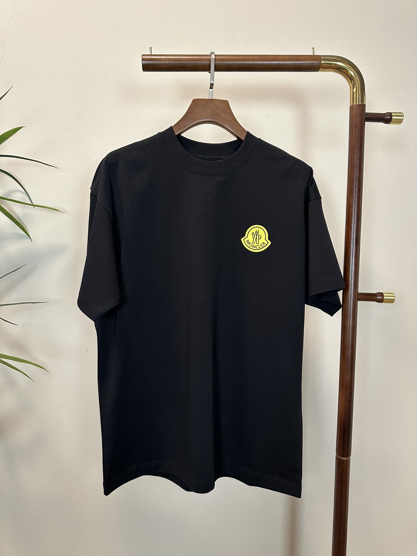 NO:134654,MON 2025 new round neck short-sleeved T-shirt high-end version!  Customized fabrics for counters are breathable and comfortable, with impeccable details, and the brand element design concept reflects high quality. The feel is delicate and soft!  It is casually cut, with a great upper body style!  Code number M-3XL, Moncler, T-shirt,tees, t-shirt,alexander wang19860909MON 蒙口2025新款 圆领 短袖 T恤 高端版本！专柜定制面料 透气舒适度高,细节无可挑剔,品牌元素设计理念,体现高品质.手感细腻柔软！呈现休闲裁剪,上身版型超赞！ 码数M-3XL,,Moncler,T-shirt,tees，t-shirt,alexander wang,Men's clothing