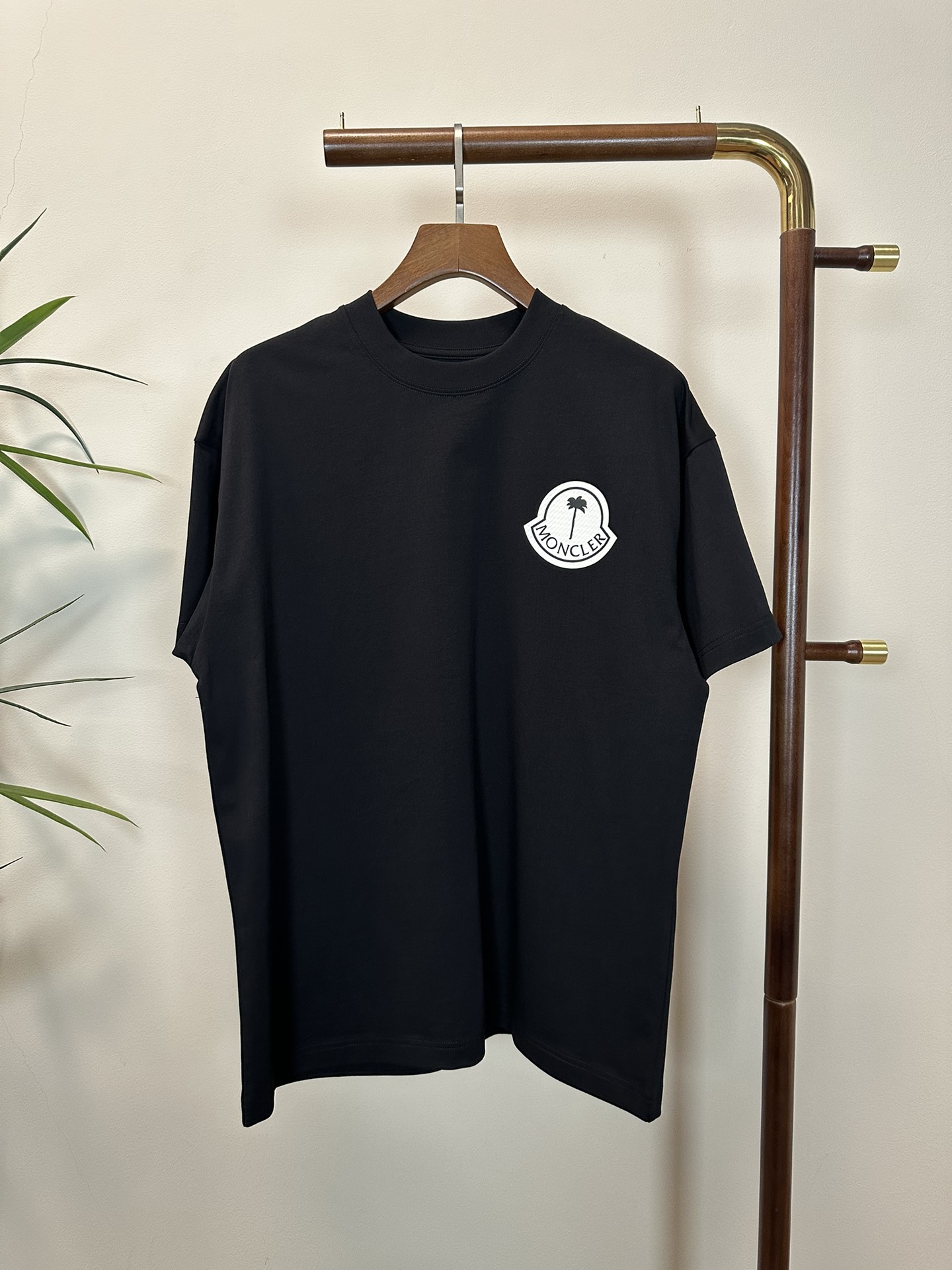 NO:134641,MON 2025 new round neck short-sleeved T-shirt high-end version!  Customized fabrics for counters are breathable and comfortable, with impeccable details, and the brand element design concept reflects high quality. The feel is delicate and soft!  It is casually cut, with a great upper body style!  Code number M-3XL, Moncler, T-shirt,tees, t-shirt,alexander wang19860909MON 蒙口2025新款 圆领 短袖 T恤 高端版本！专柜定制面料 透气舒适度高,细节无可挑剔,品牌元素设计理念,体现高品质.手感细腻柔软！呈现休闲裁剪,上身版型超赞！ 码数M-3XL,,Moncler,T-shirt,tees，t-shirt,alexander wang,Men's clothing