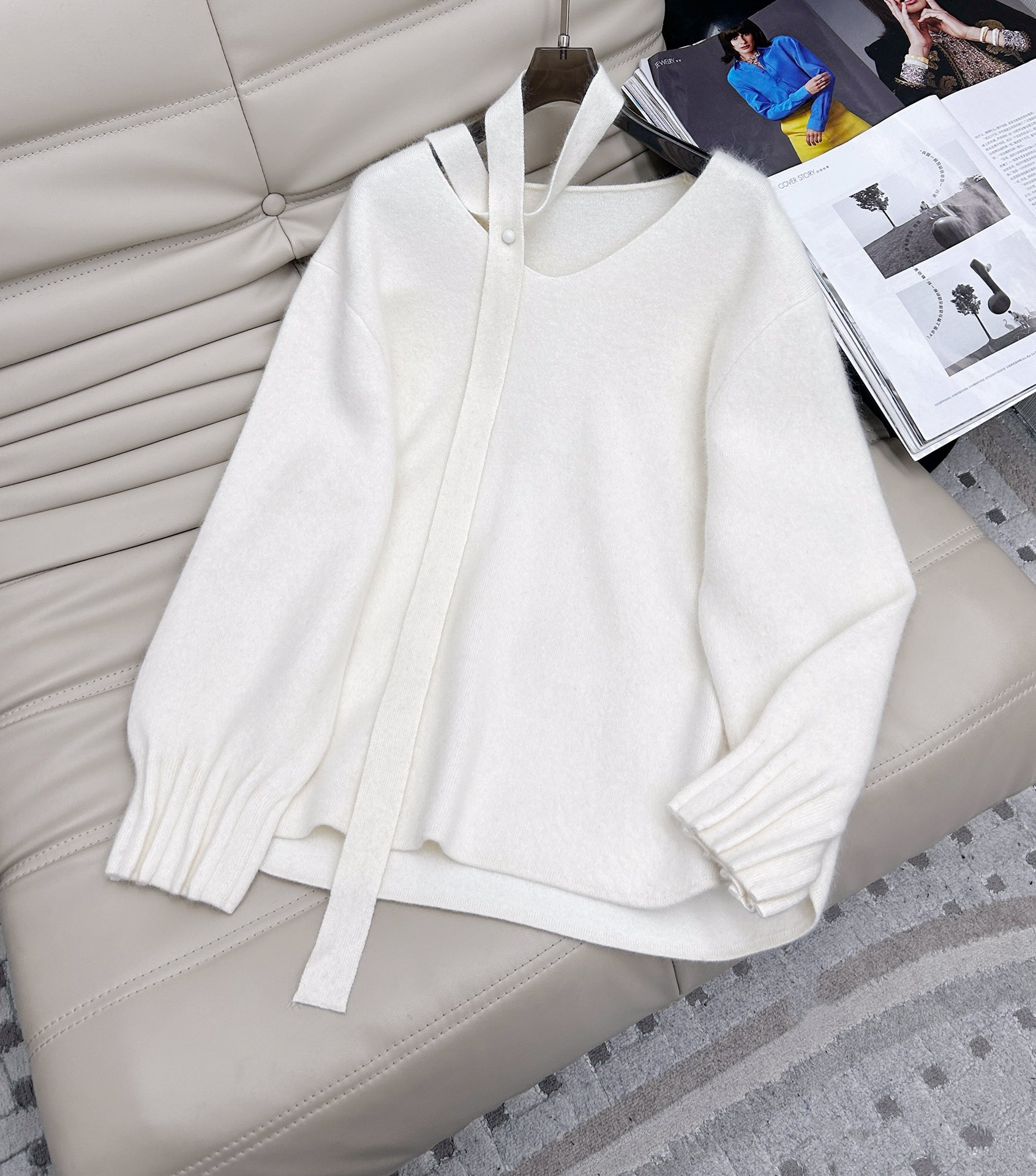 NO:294556,New V-neck loose wool top (with tie) custom wool material, the upper body is more skin-friendly and comfortable, loose style, suitable for the public, easy to match, super warm and white color, creates an atmosphere, wear, single-fitting and layering are very outstanding, versatile single product 4 colors SML.,,ties,alexander wang19860909新款 V领宽松羊毛上衣（配领带）定制羊毛材质 上身更亲肤舒适 宽松版型 适合大众人群 好搭不出错 超暖显白的色系 营造出氛围感穿搭 单穿叠穿都是很出彩 百搭单品4色SML.,,ties,alexander wang,Women's clothing