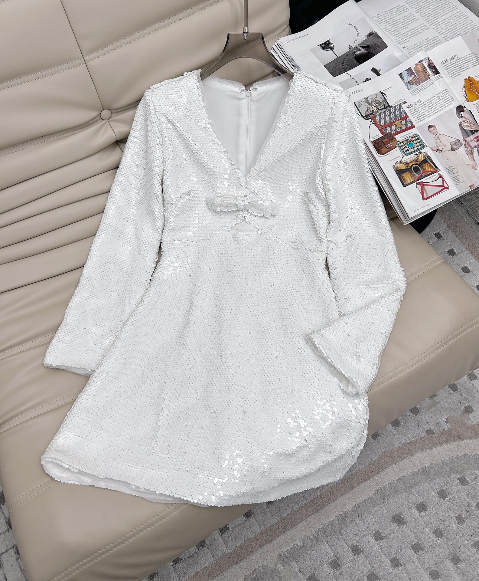 NO:294550,——25 early spring new V-neck bow sequin dress, exclusive custom shining bead fabric, V-neck waist-closing style tailoring, bow decoration exquisite ladylike style, bulingbuling elegant and sweet. Goddess must-have. SML., skirts, alexander wang19860909——25早春新款 V领蝴蝶结亮片连衣裙,独家定制闪耀珠片面料,V领收腰版型剪裁,蝴蝶结装饰精致淑女名媛风,bulingbuling的优雅甜美.女神必备款.码数SML.,,skirts,alexander wang,Women's clothing