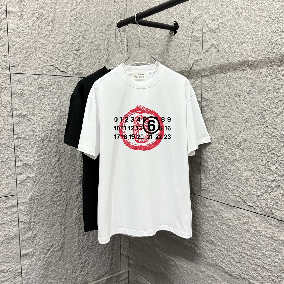MM6 Ma-Ji-La Nueva temporada primavera/verano 2025. Camiseta de manga corta con estampado digital de serpiente en el pe…