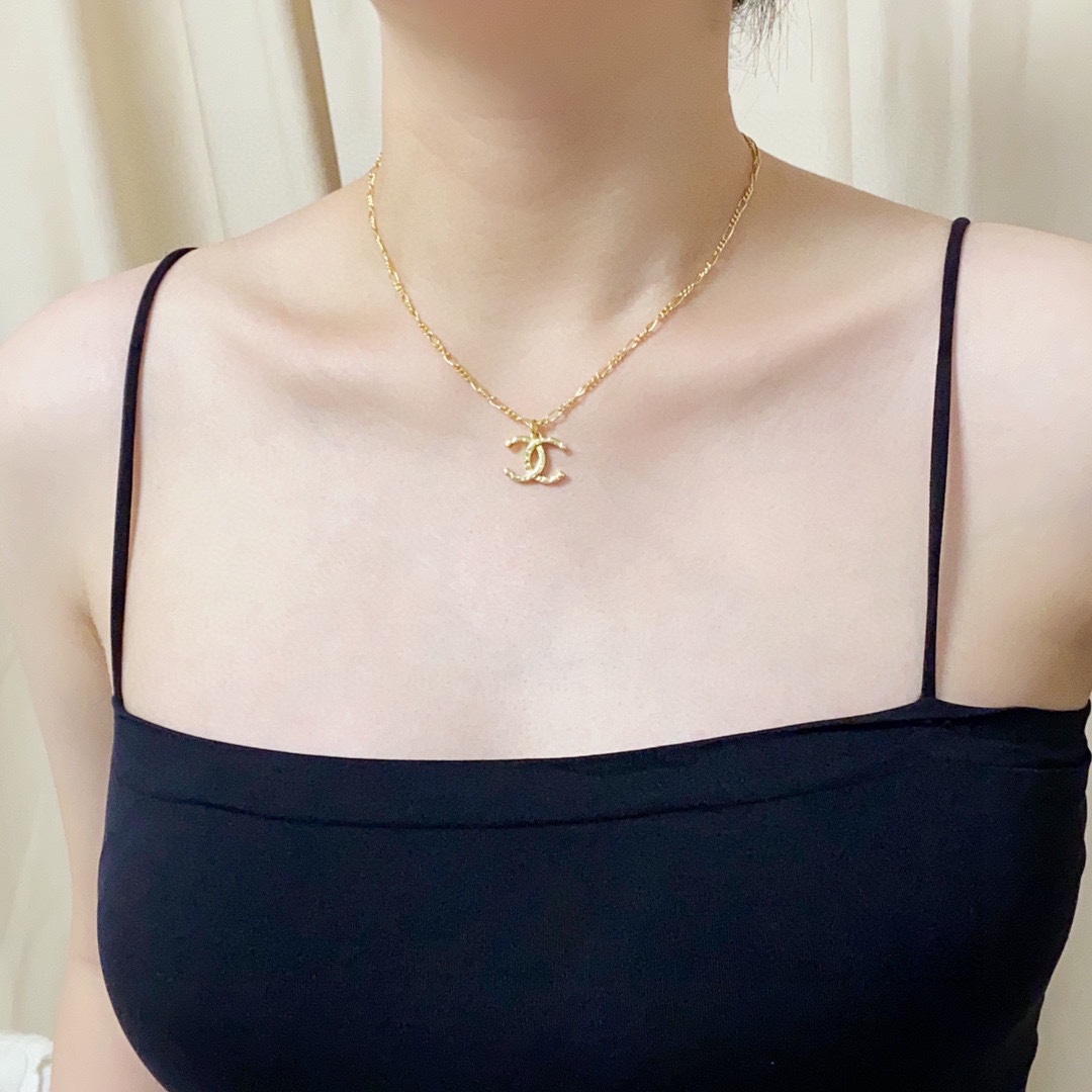 NO:109714,Chanel Xiaoxiang Style Middle-aged Gold and Silver Series Exclusive Essential Necklace Unique Chain Xiaohongshu Recommended Chanel's latest double C super personality, versatile style is very special, the overall details are very surprising, the design feels full, not only brings personal confidence and taste, but also elegant and fashionable style, highlighting the elegant French atmosphere, plus meticulous details, making it more attractive to wear, jewelry quality, chanel, chanel, necklace19860909Chanel 小香风中古金银系列独家精工项链独特的链条小红书推荐爆款香奈最新款双C超个性,百搭款特别特别赞,整体细节非常令人惊喜,设计感十足,不仅带出个人自信及品味,款式典雅而时尚,突显法式高雅气息,加上一丝不苟的细节,使得佩戴起来更具吸引力,饰品精品,chanel,chanel,necklace,Jewelry