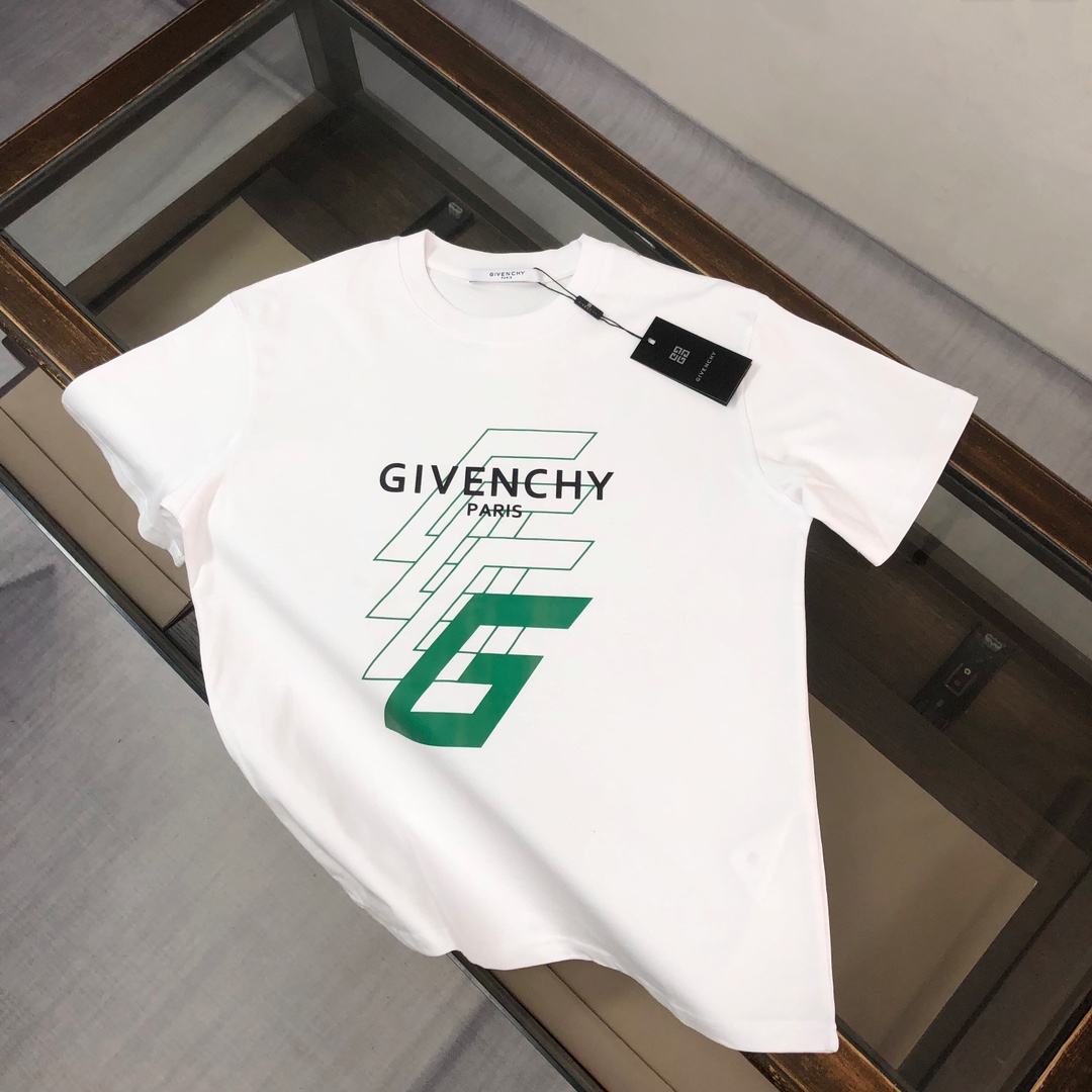 NO:115837,AGIV*ENCHY Givenchy 2025 latest couples with letter print round neck short sleeves couples T-shirts, new spring and summer products, high quality, fashionable and versatile style, customized imported fabrics!  Comfortable, breathable, fashionable and unique, casual, handsome and stylish, showing the temperament of a big brand. The three standards are complete!  !  Color black white Size S M L XL (loose style Please report height and weight when ordering), givennchy, T-shirt,tees, t-shirt,alexander wang19860909AGIV*ENCHY 纪梵希 2025最新款情侣款字母印花圆领短袖 情侣T恤 春夏新品 高品质 时尚百搭潮款 定制进口面料 ！穿着舒适 透气 时尚不失个性 上身休闲随性 帅气有型 彰显大牌气质.三标齐全！！ 颜色黑色 白色  尺码S M L XL(宽松版型 下单请报身高体重),,givenchy,T-shirt,tees，t-shirt,alexander wang,Men's clothing