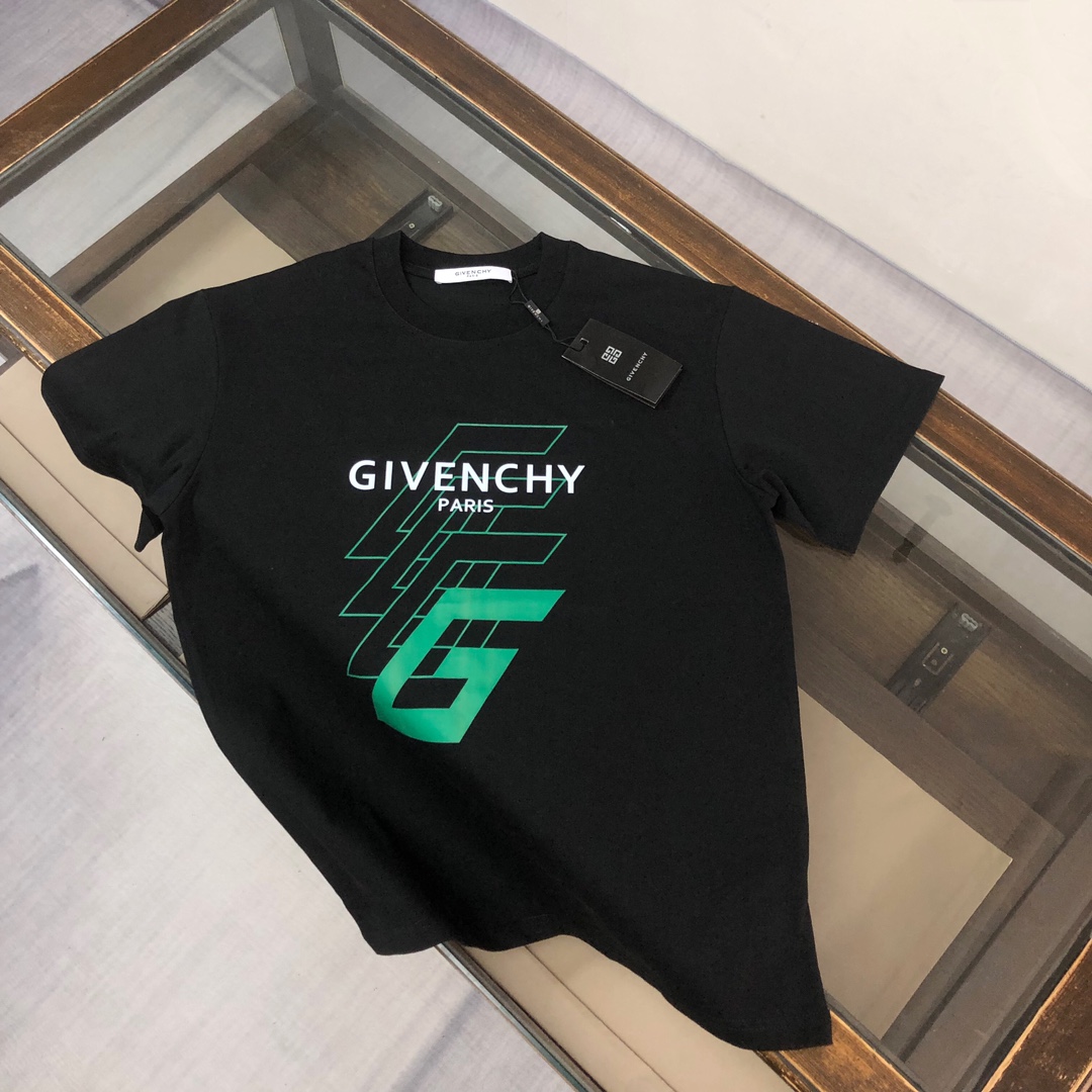 NO:115864,AGIV*ENCHY Givenchy 2025 latest couples with letter print round neck short sleeves couples T-shirts, new spring and summer products, high quality, fashionable and versatile style, customized imported fabrics!  Comfortable, breathable, fashionable and unique, casual, handsome and stylish, showing the temperament of a big brand. The three standards are complete!  !  Color black white Size S M L XL (loose style Please report height and weight when ordering), givennchy, T-shirt,tees, t-shirt,alexander wang19860909AGIV*ENCHY 纪梵希 2025最新款情侣款字母印花圆领短袖 情侣T恤 春夏新品 高品质 时尚百搭潮款 定制进口面料 ！穿着舒适 透气 时尚不失个性 上身休闲随性 帅气有型 彰显大牌气质.三标齐全！！ 颜色黑色 白色  尺码S M L XL(宽松版型 下单请报身高体重),,givenchy,T-shirt,tees，t-shirt,alexander wang,Men's clothing