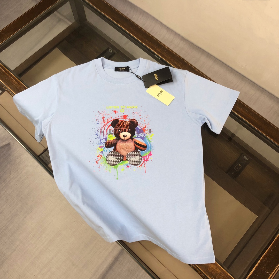 NO:115840,AFENDI 2025 latest couples bear print round neck short sleeve couples T-shirts, new spring and summer products, high quality, fashionable and versatile style, customized imported fabrics!  Comfortable, breathable, fashionable and unique, casual, handsome and stylish, showing the temperament of a big brand. The three standards are complete!  !  Color black white sky blue orange Size S M L XL (loose style Please report height and weight when ordering), fendi,fendi,t-shirt,tees,t-shirt,alexander wang19860909AFENDI 芬迪 2025最新款情侣款小熊印花圆领短袖 情侣T恤 春夏新品 高品质 时尚百搭潮款 定制进口面料 ！穿着舒适 透气 时尚不失个性 上身休闲随性 帅气有型 彰显大牌气质.三标齐全！！ 颜色黑色 白色 天蓝色 桔色 尺码S M L XL(宽松版型 下单请报身高体重),,fendi,fendi,T-shirt,tees，t-shirt,alexander wang,Men's clothing
