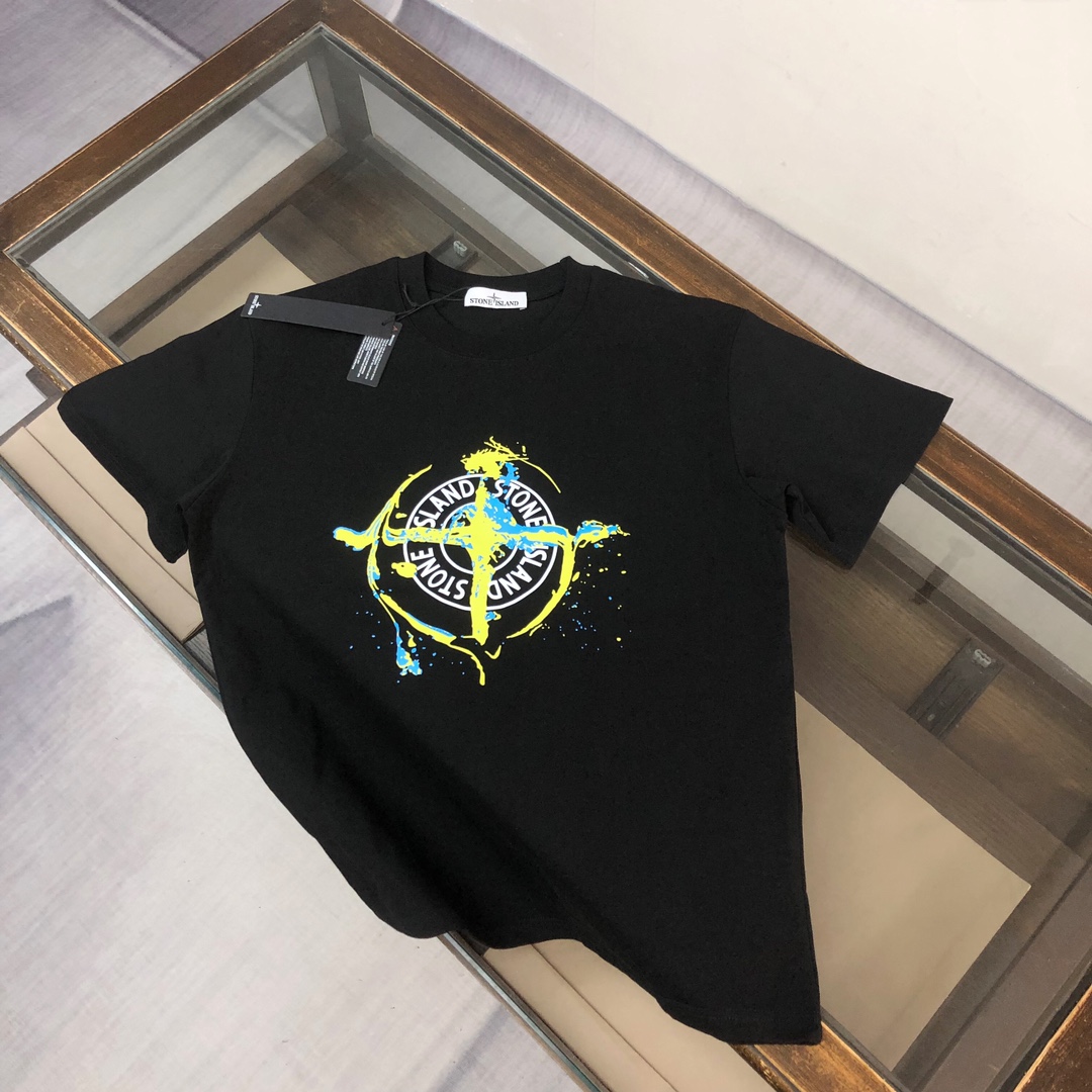 NO:115846,AStone Island 2025 latest T-shirt, couples style ~ original single product, fashionable and casual short t, specially customized cotton fabric ~ cotton T-shirt ~ pre-washed to prevent deformation and shrinkage, body feel more comfortable and breathable ~ all available in stock ~ unique design style, trendy essential items, three-standard color black/white/dark gray Size: S M L XL (large version, please report height and weight when ordering),,tees, t-shirt,alexander wang19860909AStone Island 石头岛 2025最新款T恤,情侣款～原单狠货,时尚休闲爆款短t,特供定制棉质面料～ 全棉T恤 ～经过预洗 防止出现变形缩水问题 上身体感更加舒适透气 ～ 全部现货供应～独特设计风格,潮流必备单品,三标齐全 color黑色/白色/深灰色 Size:S M L XL（偏大版型 下单请报身高体重）,,tees，t-shirt,alexander wang,Men's clothing