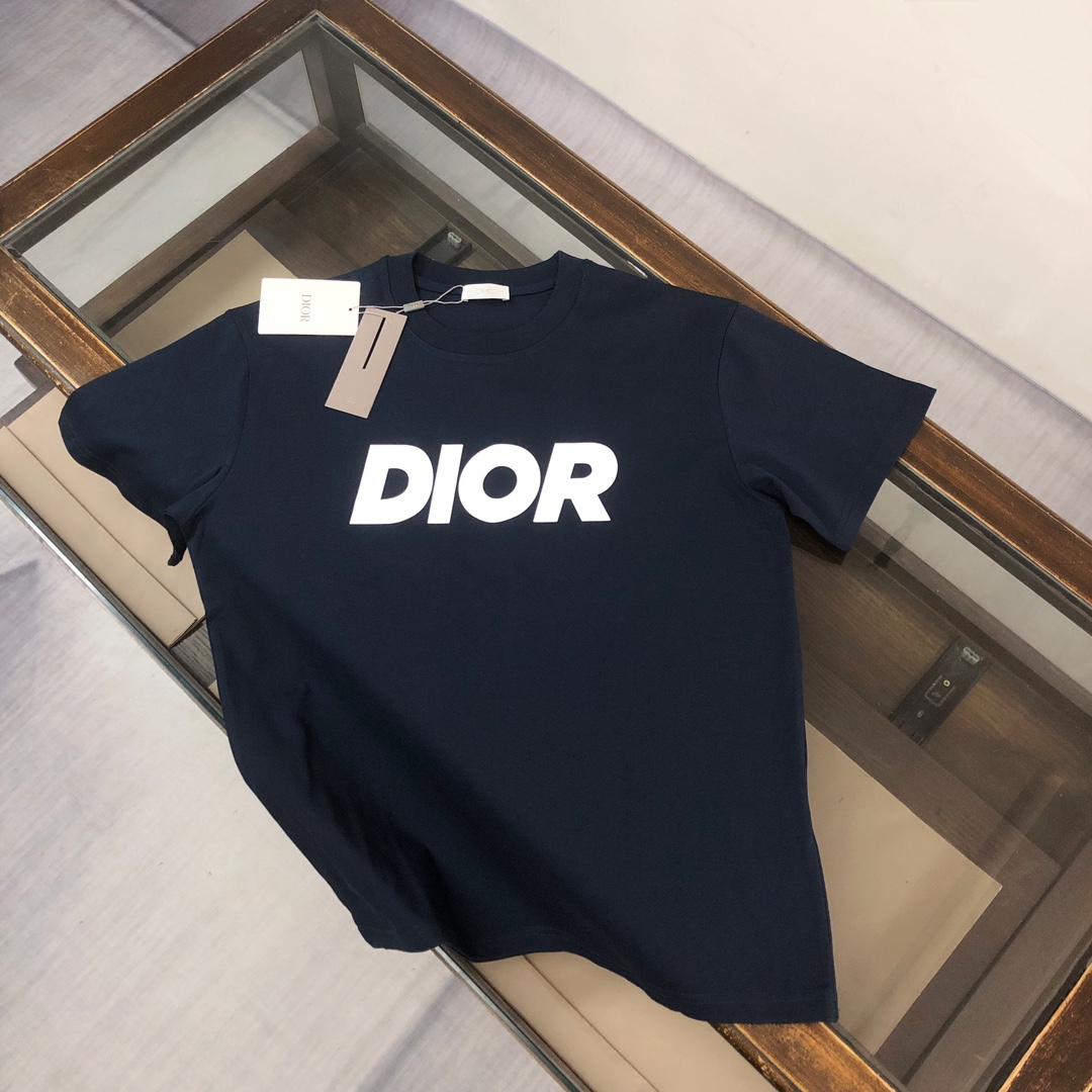 NO:115825,ADI*OR 2025 latest couples with three-dimensional printed letter logo round neck short sleeve couples T-shirt ~ Spring and summer new products, high quality, fashionable and versatile style, customized imported fabrics!  Comfortable, breathable, fashionable and unique, casual, handsome and stylish, showing the temperament of a big brand. The three standards are complete!  !  Color black white Navy light gray Size S M L XL (loose style Please report height and weight when ordering),dior,T-shirt,tees,t-shirt,alexander wang19860909ADI*OR 迪奥 2025最新款情侣款立体印花字母logo圆领短袖 情侣T恤～ 春夏新品 高品质 时尚百搭潮款 定制进口面料 ！穿着舒适 透气 时尚不失个性 上身休闲随性 帅气有型 彰显大牌气质.三标齐全！！ 颜色黑色 白色 藏青色 浅灰色 尺码S M L XL(宽松版型 下单请报身高体重),,dior,T-shirt,tees，t-shirt,alexander wang,Men's clothing