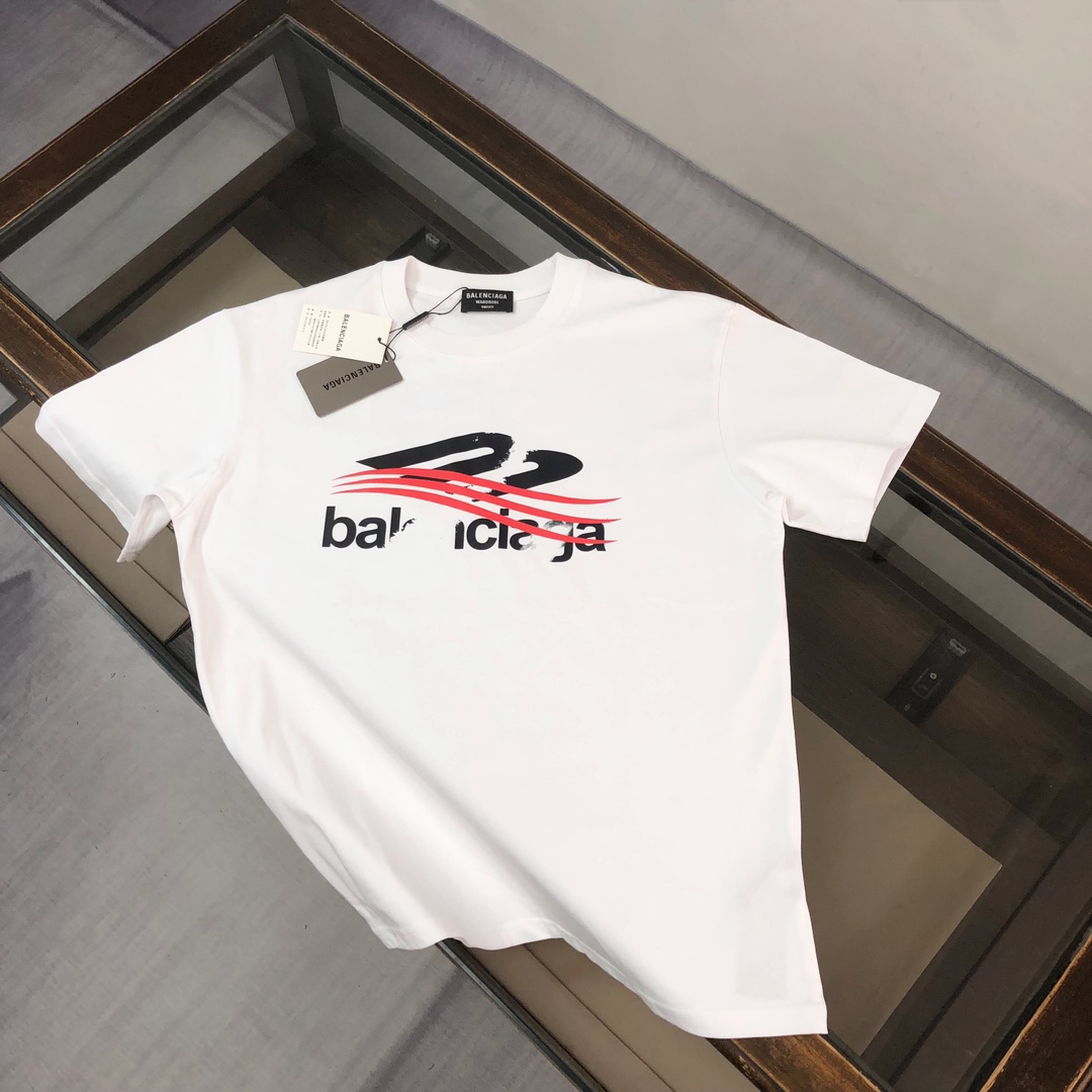 NO:115828,ABALEN*CIAGA 2025 latest couples printed letter logo round neck short sleeve couples T-shirt ~ new spring and summer products high quality fashionable and versatile style custom imported fabrics!  Comfortable, breathable, fashionable and unique, casual, handsome and stylish, showing the temperament of a big brand. The three standards are complete!  !  Color black white Size S M L XL (loose style Please report height and weight when ordering),,balenciaga,balenciaga,T-shirt,tees,t-shirt,alexander wang19860909ABALEN*CIAGA 巴黎世家 2025最新款情侣款印花字母logo圆领短袖 情侣T恤～ 春夏新品 高品质 时尚百搭潮款 定制进口面料 ！穿着舒适 透气 时尚不失个性 上身休闲随性 帅气有型 彰显大牌气质.三标齐全！！ 颜色黑色 白色  尺码S M L XL(宽松版型 下单请报身高体重),,balenciaga,balenciaga,T-shirt,tees，t-shirt,alexander wang,Men's clothing