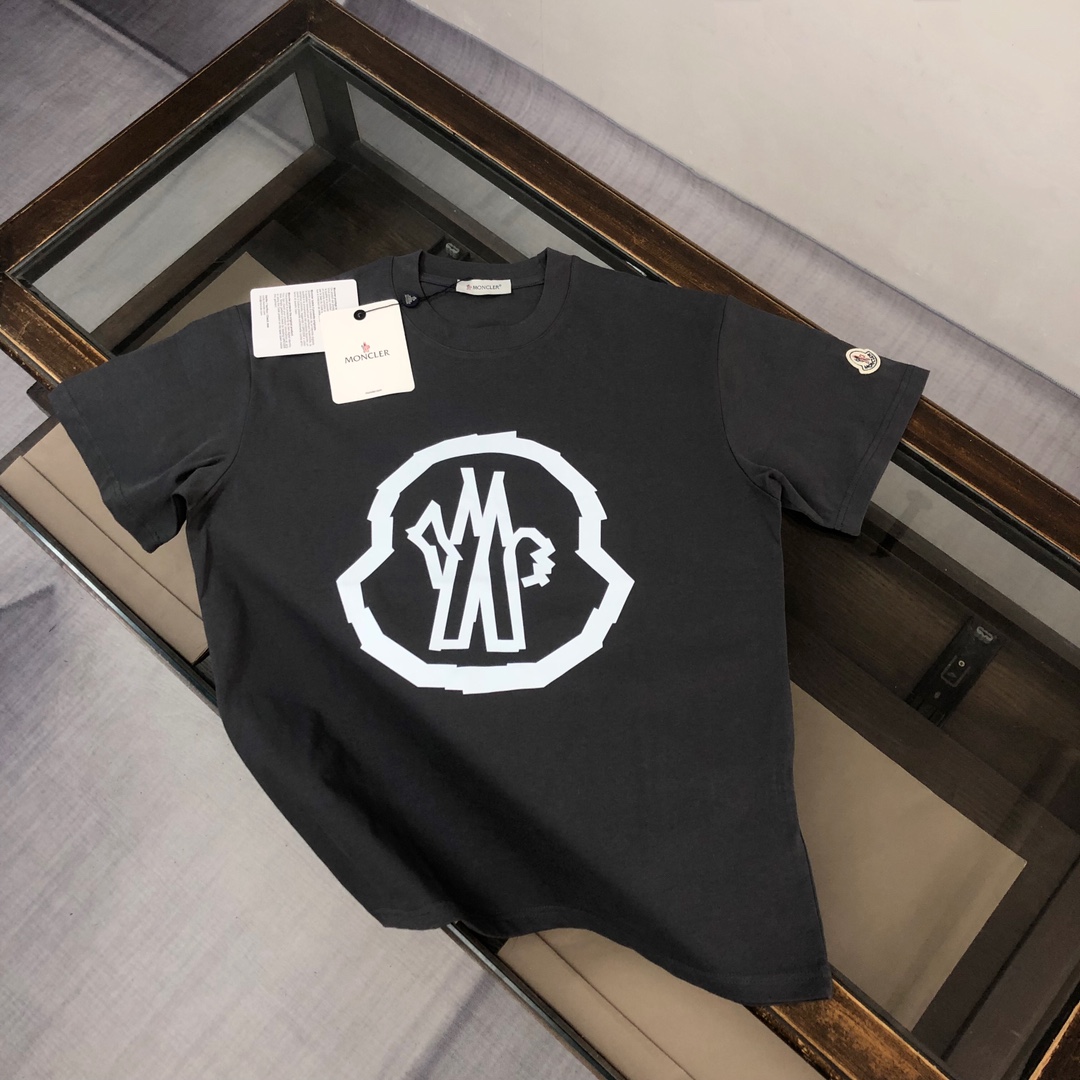 NO:115850,AMON*CLER 2025 latest couple brand logo print pattern round neck short sleeve couple T-shirt ~~ Spring and summer new products, high quality, fashionable and versatile style, customized imported fabrics!  Comfortable, breathable, fashionable and unique, casual, handsome and stylish, showing the temperament of a big brand. The three standards are complete!  !  Color black white dark gray Size S M L XL (loose style Please report height and weight when ordering), christian louboutin, Moncler, T-shirt, tees, t-shirt, alexander wang19860909AMON*CLER 蒙口 2025最新款情侣款品牌logo印花图案圆领短袖 情侣T恤～～ 春夏新品 高品质 时尚百搭潮款 定制进口面料 ！穿着舒适 透气 时尚不失个性 上身休闲随性 帅气有型 彰显大牌气质.三标齐全！！ 颜色黑色 白色 深灰色 尺码S M L XL(宽松版型 下单请报身高体重),,christian louboutin,Moncler,T-shirt,tees，t-shirt,alexander wang,Men's clothing