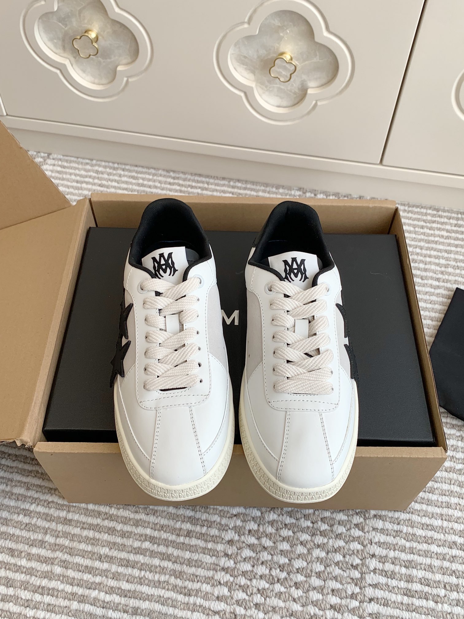 NO:164720,Batch #Emir New Product# Couple Bone Star Shoes Skateboard Shoes Destorm Shoes Casual Sports Shoes This Amiri Skateboard Shoes is a sneaker that combines luxury and street style. Its design and workmanship are very exquisite. The upper is made of high-end leather, which has a soft touch, strong durability, and presents a high-end texture! The side of the shoes is decorated with AMIRI's classic star patchwork, and the edge painting process adds a sense of detail. It is equipped with a three-dimensional MA four-letter combination outsole, which not only has visual impact but also increases brand awareness! Specific head layer cowhide material, breathable net, open mold rubber outsole, Size women's size 35-40, men's size 39-45, casual shoes/sports shoes, amiri, sneakers, cowhide19860909批  #埃米尔新品#情侣款骨头星星鞋滑板鞋德训鞋休闲运动鞋 这款Amiri滑板鞋是一款兼具奢华和街头风格的运动鞋,其设计和做工非常考究,鞋面采用高级皮革制成,触感柔软,耐用性强,呈现高端质感！鞋子侧面装饰了AMIRI经典的星星贴饰,边缘涂漆工艺增添细节感 配备立体的MA四重字母组合外底,既有视觉冲击力,又增加品牌辦识度！ 特定头层牛皮材质 透气网里 开模橡胶大底 Size女码35-40 男码39-45,休闲鞋/运动鞋,amiri,sneakers,cowhide,Women's Shoes