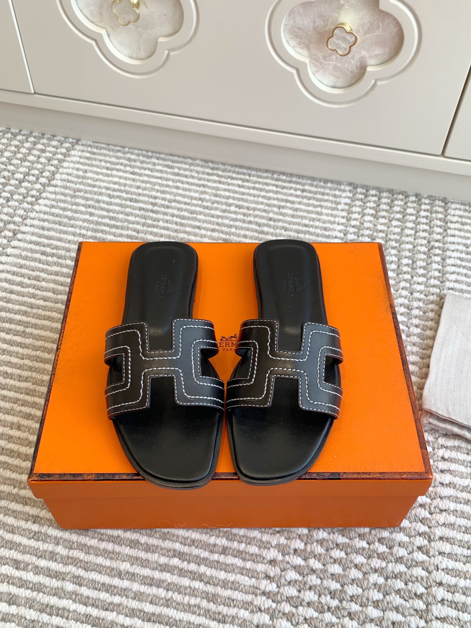 NO:164672,Batch slippers Hermes classic H slippers Top quality Super fashionable classic and dirty-resistant sandals are universal and versatile ~ Comfortable and real ceiling level ~ Soft foot feeling ~ No matter how long you walk ~ I won’t feel tired ~ Lazy people must have one foot pedal H slippers... Upper imported Epsom cowhide/Yangjing/Denim/High-temperature diamond/Electric embroidered five-pointed star Inner mixed sheepskin Outsole imported from Italy imported perm dyed double-layer leather sole Full set of ZP packaging, clean face delivery ribbon patchwork, other models If you need to deliver ribbons, please note: 35-39 (40 and 41 custom-made, no return or exchange), slippers, hermes, hermes, slippers, cowhide, sheepskin, sheep, Leather soles19860909批拖鞋  Hermes爱马仕经典H拖鞋 顶级品质 超级洋气经典又耐脏的一款凉拖万能百搭～舒适感真的天花板级别～软乎乎的脚感～走再久都不觉得累脚~夏天懒人必备一脚蹬H拖鞋…… 鞋面进口Epsom牛皮/羊京/牛仔布/高温烫钻/电绣五角星 内里混种羊皮 大底意大利进口透染双层真皮大底 全套ZP包装,净面款配送丝带拼布即其它款如需配送丝带请备注 : 35-39（40、41定做不退换）,拖鞋,hermes,hermes,slippers,cowhide,sheepskin,sheep,Leather soles,Women's Shoes