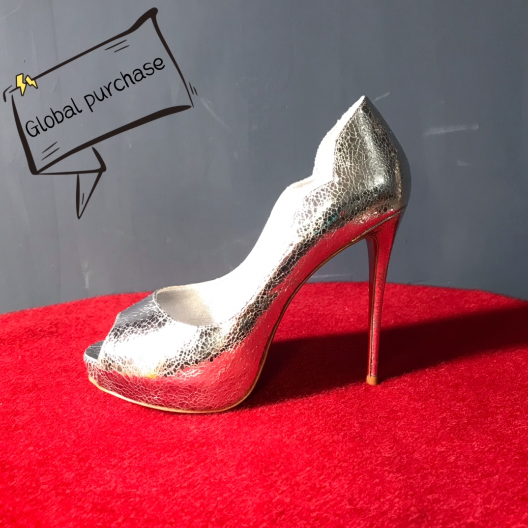 NO:100436,High-end customization 2025 water table fan classic series!  H12Cm.  Water table 2Cm. Size 34-42, leather large sole custom made without return or exchange 16020-. Fan silver cracked cowhide, silver sheepskin, standard European size Reference:16020- Color:silver/silver Material:cowhide Lining:goat leather Heel height:12Cm Platforms:2Cm Sole:leather sole Size:EUR 34-42 (US 4-11):,,christian louboutin,louis vuitton,tom ford,cowhide,sheepskin,Leather soles19860909高端订制 2025水台扇面精典款系列！ H12Cm．水台2Cm.尺码34-42码,真皮大底订制不退不换16020－.扇面银裂牛皮,银羊皮里,标准欧码 Reference:16020- Color:silver/silver Material:cowhide Lining:goat leather Heel heigh:12Cm Platforms:2Cm Sole:leather sole Size:EUR 34－42（US 4一11) :,,christian louboutin,louis vuitton,tom ford,cowhide,sheepskin,Leather soles,Women's Shoes