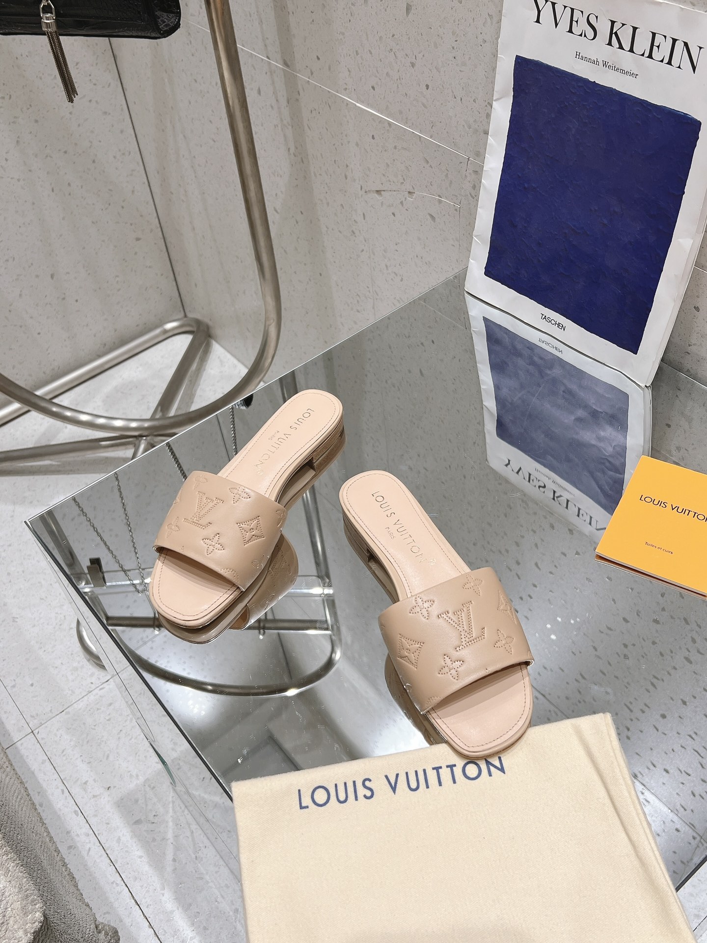 NO:247192,2025 latest L home early spring counter This Neo Revival flat sandal is reinterpreted with soft cowhide leather. The classic Revival design is embellished with perforated Monogram pattern for wide shoelaces, giving a fluffy and lining effect. The delicate leather outsole is upgraded to comfortably wear. Upper: Original denim fabric Inner: Sheepskin inner lining outsole Italian leather outsole Heel height: Flat/5.5CM Shoe size: 35-42 (40.41.42 custom-made non-return and exchange), slippers, slippers, cowhide, sheepskin, Leather soles198609092025最新 L 家早春款专柜 本款 Neo Revival 平底凉拖以柔软牛皮革重绎经典 Revival 设计,为宽幅鞋带点缀穿孔 Monogram 图案,呈现蓬松加衬效果.细腻皮革外底升级舒适穿着. 鞋面: 原版牛仔面料 内里: 羊皮内里 大底意大利真皮大底 跟高:平底/5.5CM 鞋码: 35-42（ 40.41.42定做不退换）,拖鞋,slippers,cowhide,sheepskin,Leather soles,Women's Shoes