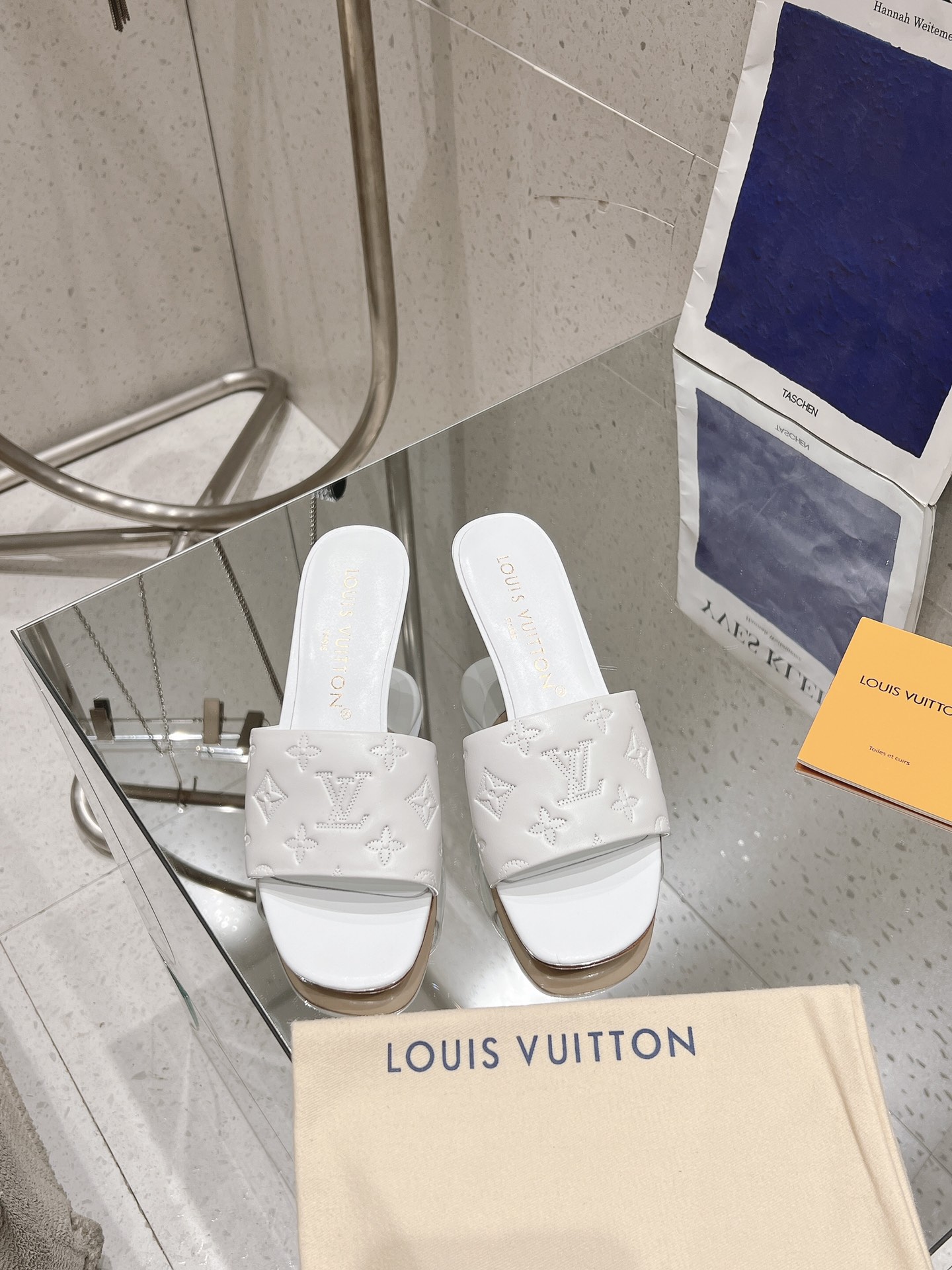 NO:247198,2025 Latest L Home Early Spring Counter This Neo Revival flat sandal is reinterpreted with soft cowhide leather. The classic Revival design is embellished with perforated Monogram pattern for wide shoelaces, giving a fluffy and lining effect. The delicate leather outsole is upgraded to wear comfortably. Upper: Original cowhide Inner: Sheepskin Inner Outsole Italian leather outsole Heel height: Flat/5.5CM Shoe size: 35-42 (40.41.42 Customized without return or exchange), slippers, slippers, cowhide, sheepskin, Leather soles198609092025最新 L 家早春款专柜 本款 Neo Revival 平底凉拖以柔软牛皮革重绎经典 Revival 设计,为宽幅鞋带点缀穿孔 Monogram 图案,呈现蓬松加衬效果.细腻皮革外底升级舒适穿着. 鞋面: 原版牛皮 内里: 羊皮内里 大底意大利真皮大底 跟高:平底/5.5CM 鞋码: 35-42（ 40.41.42定做不退换）,拖鞋,slippers,cowhide,sheepskin,Leather soles,Women's Shoes