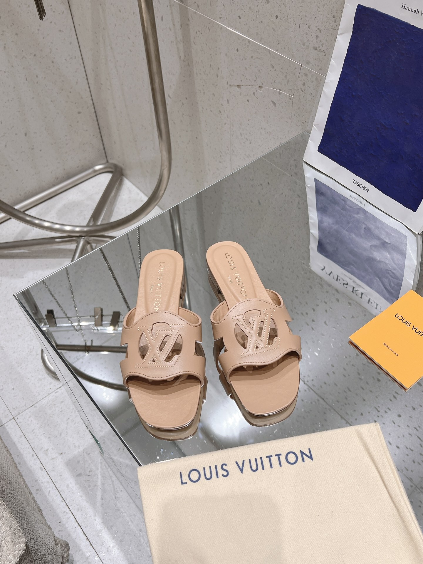 NO:247202,25ss new upgrade, perfect last creates the most perfect quality. This LV Isola flat-soled sandals are made of soft cowhide leather, which makes the wide upper hollow LV Circle logo, pursuing the classic style that spans time. Multi-layer leather builds a wear-resistant integrated outsole, and the padded insole makes the comfort upgraded again. Upper: Imported calfskin Inner: Sheepskin Inner Outsole Italian leather Outsole Shoe size: 35-42 (40.41.42 Custom made without return), slippers, christian louboutin, louis vuitton, slippers, cowhide, sheepskin, Leather soles1986090925ss全新升级 完美楦头缔造出最完美的品质 本款 LV Isola 平底凉拖采用柔软牛皮革,令宽幅鞋面呈现镂空 LV Circle 标识,追寻跨越时间的经典格调.多层皮革构筑耐磨一体式外底,衬垫内底令舒适感再度升级. 鞋面: 进口小牛皮 内里: 羊皮内里 大底意大利真皮大底 鞋码: 35-42（ 40.41.42定做不退换）,拖鞋,christian louboutin,louis vuitton,slippers,cowhide,sheepskin,Leather soles,Women's Shoes